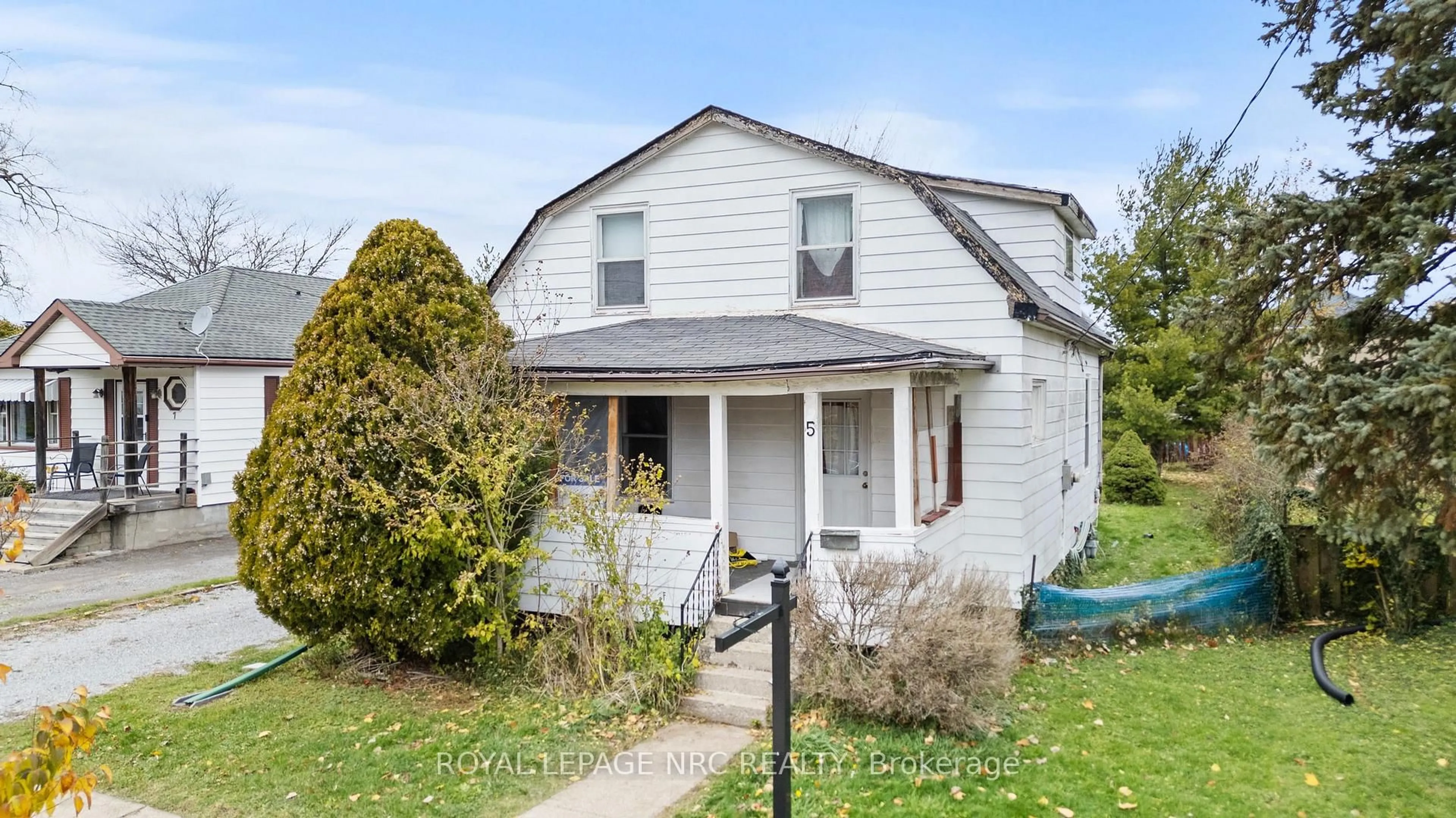 Home with vinyl exterior material, street for 5 Chetwood St, St. Catharines Ontario L2S 1J9