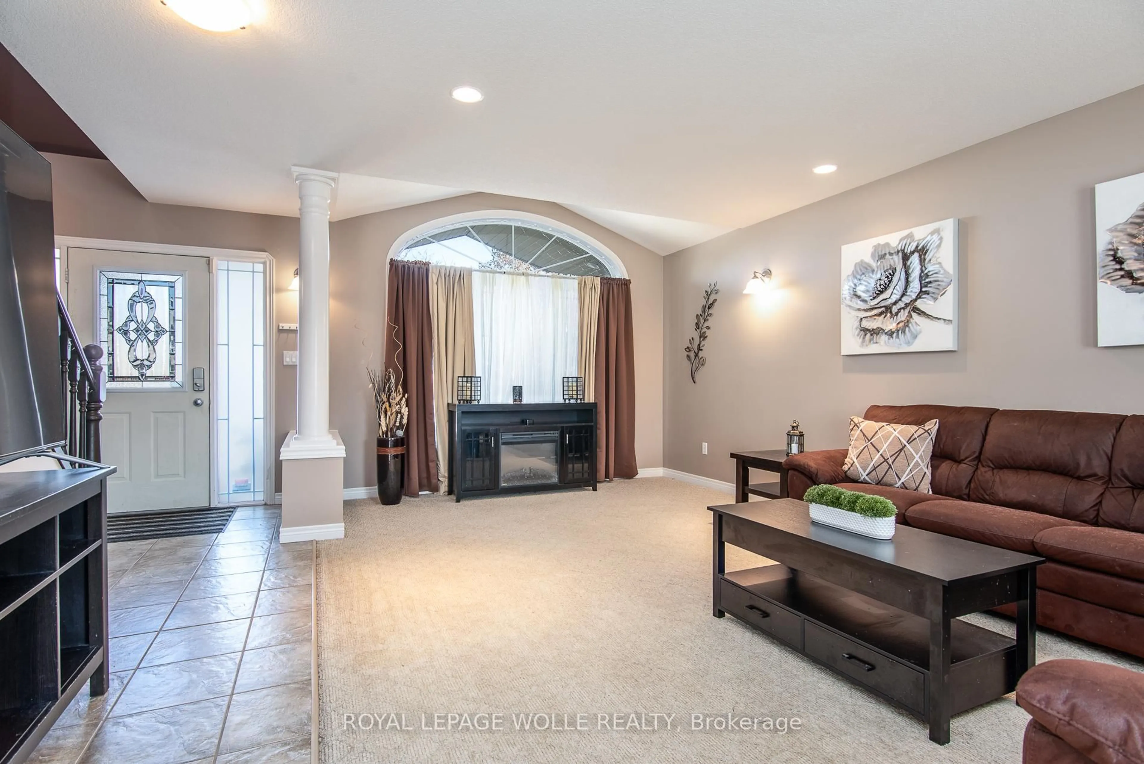 Indoor entryway for 383 Parrott Pl, Woodstock Ontario N4T 1V4