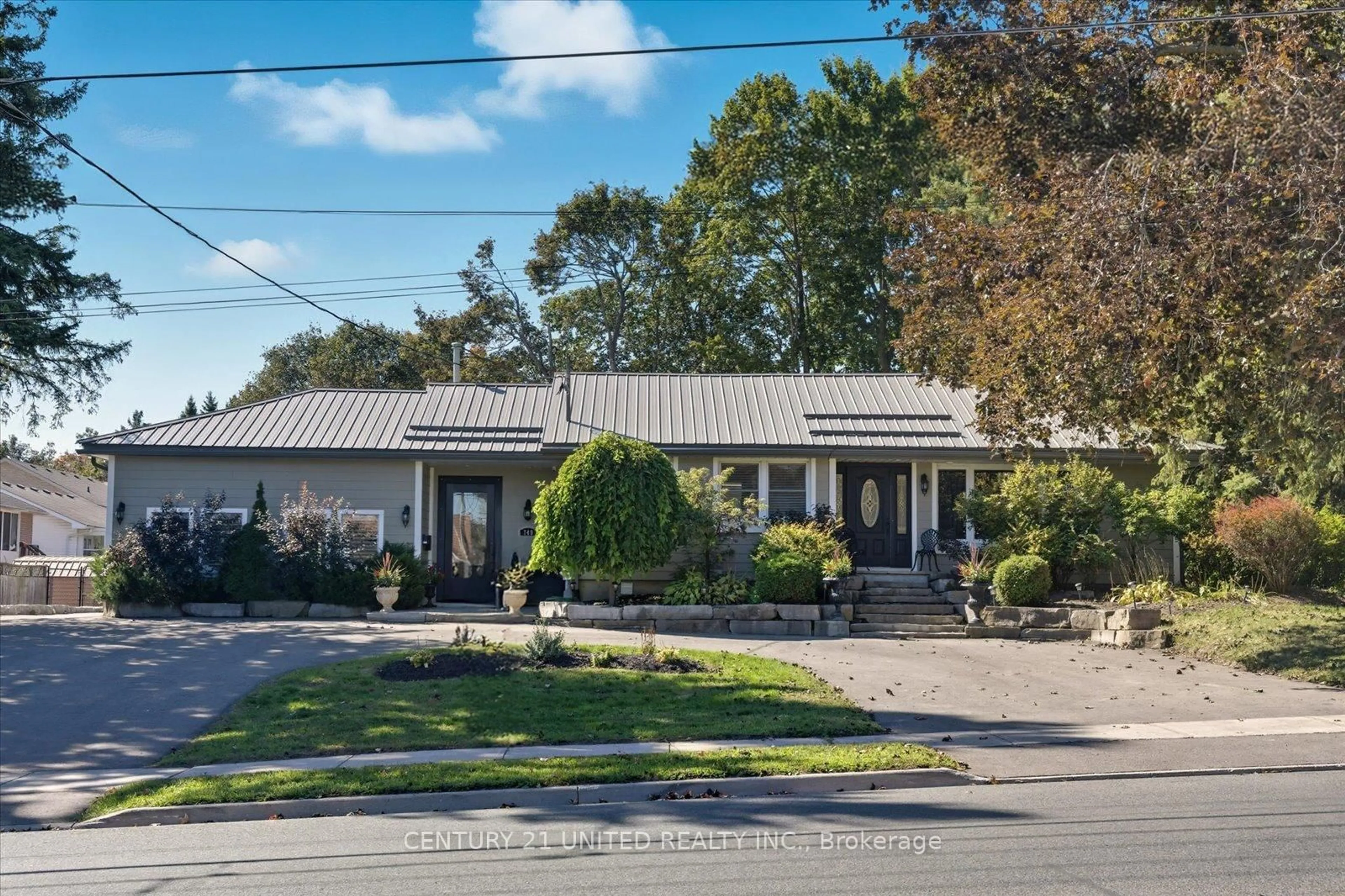 A pic from outside/outdoor area/front of a property/back of a property/a pic from drone, street for 749 Spillsbury Dr, Peterborough Ontario K9K 1K9