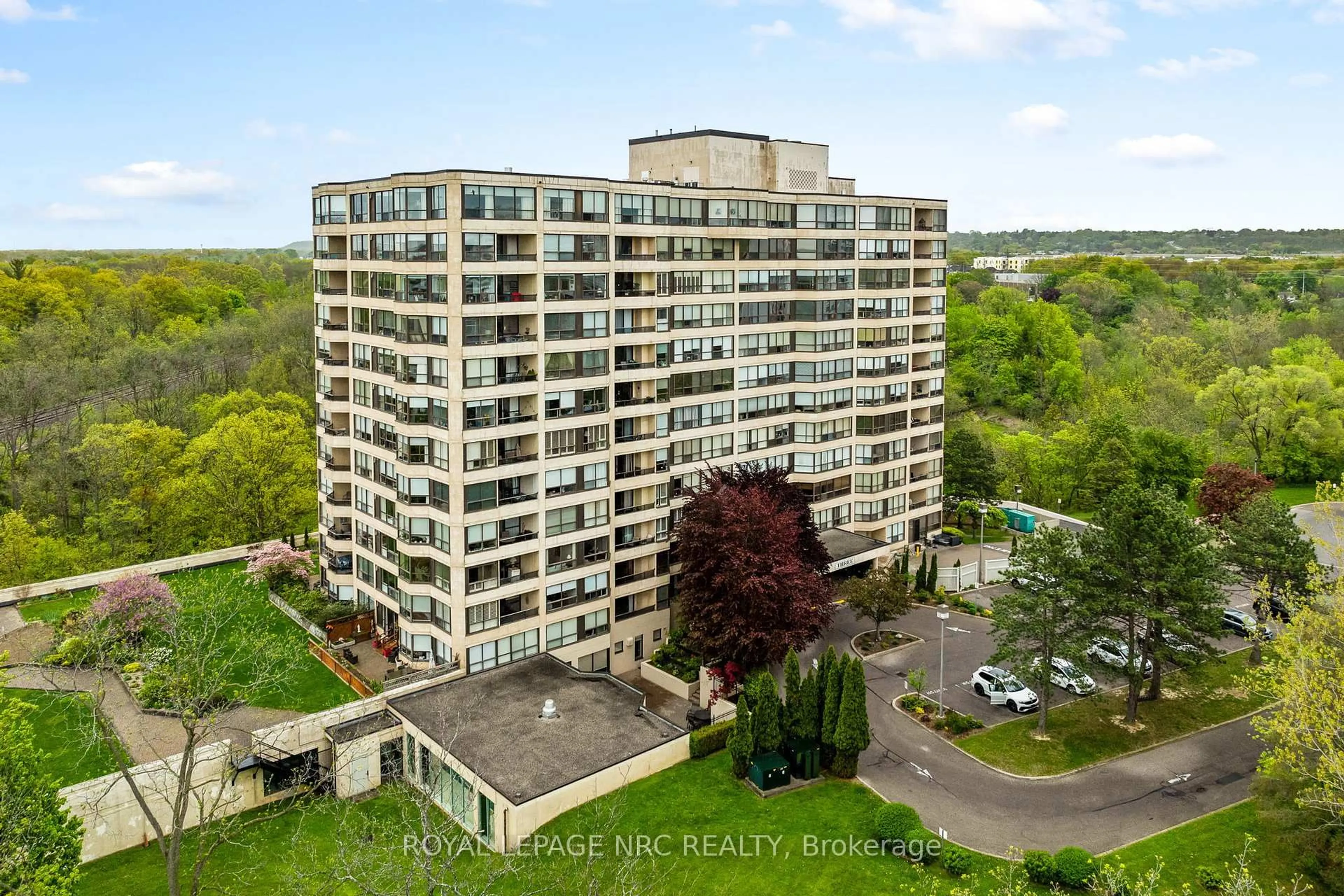 A pic from outside/outdoor area/front of a property/back of a property/a pic from drone, building for 3 Towering Heights Blvd #PH6, St. Catharines Ontario L2T 4A4