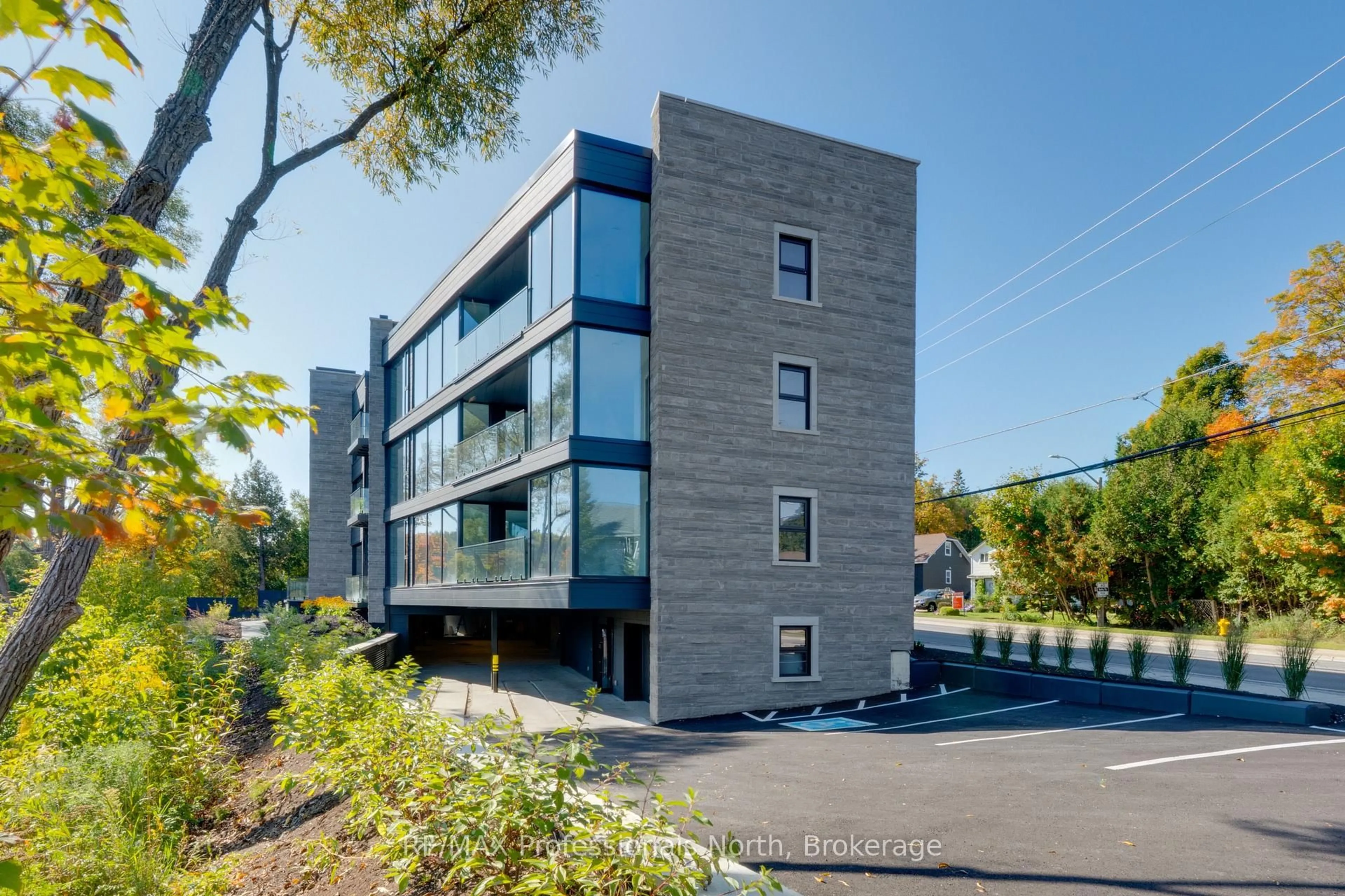 A pic from outside/outdoor area/front of a property/back of a property/a pic from drone, building for 32 Brunel Rd #301, Huntsville Ontario P1H 1P5