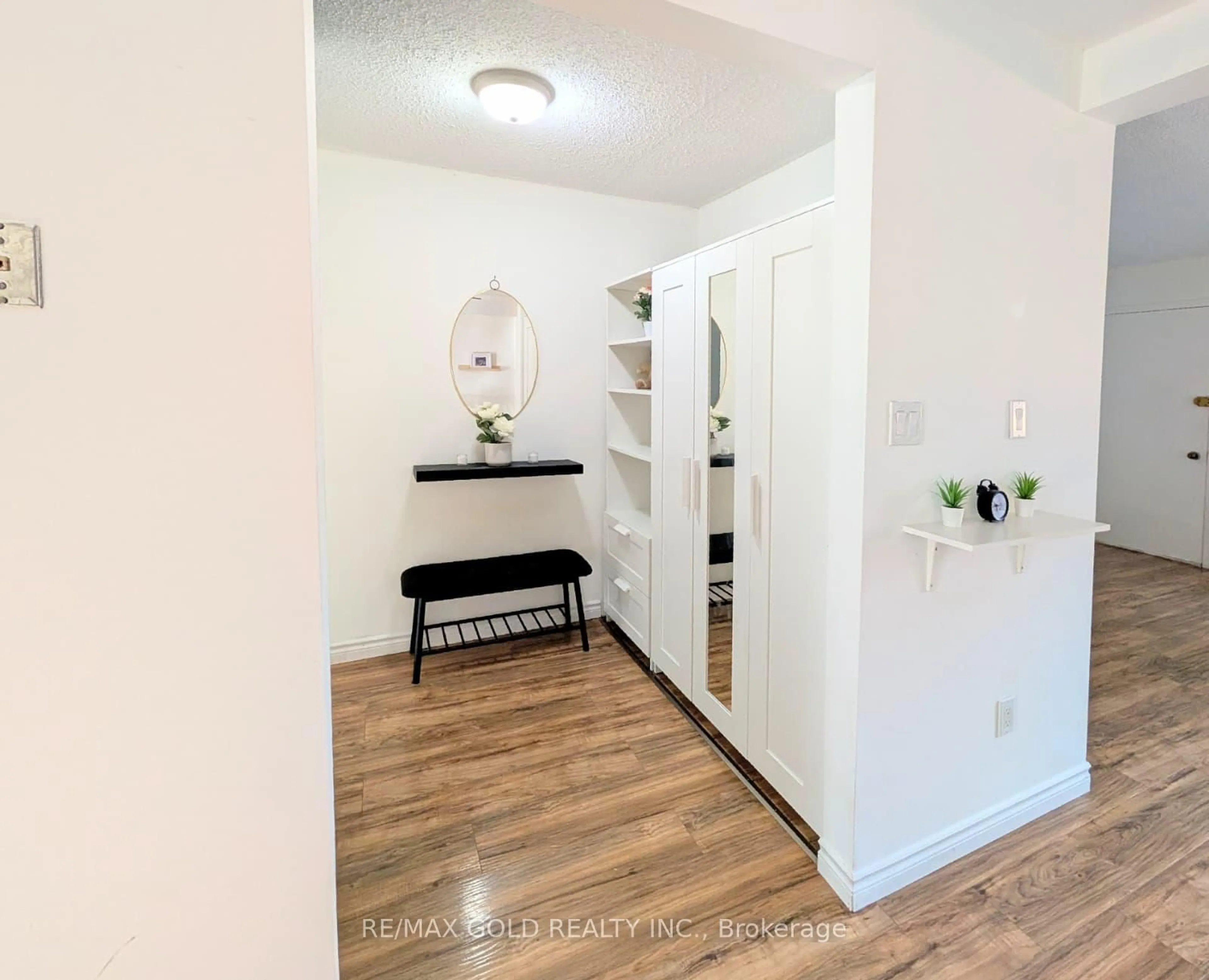 Indoor entryway for 63 Fonthill Rd #5, Hamilton Ontario L9C 6T1