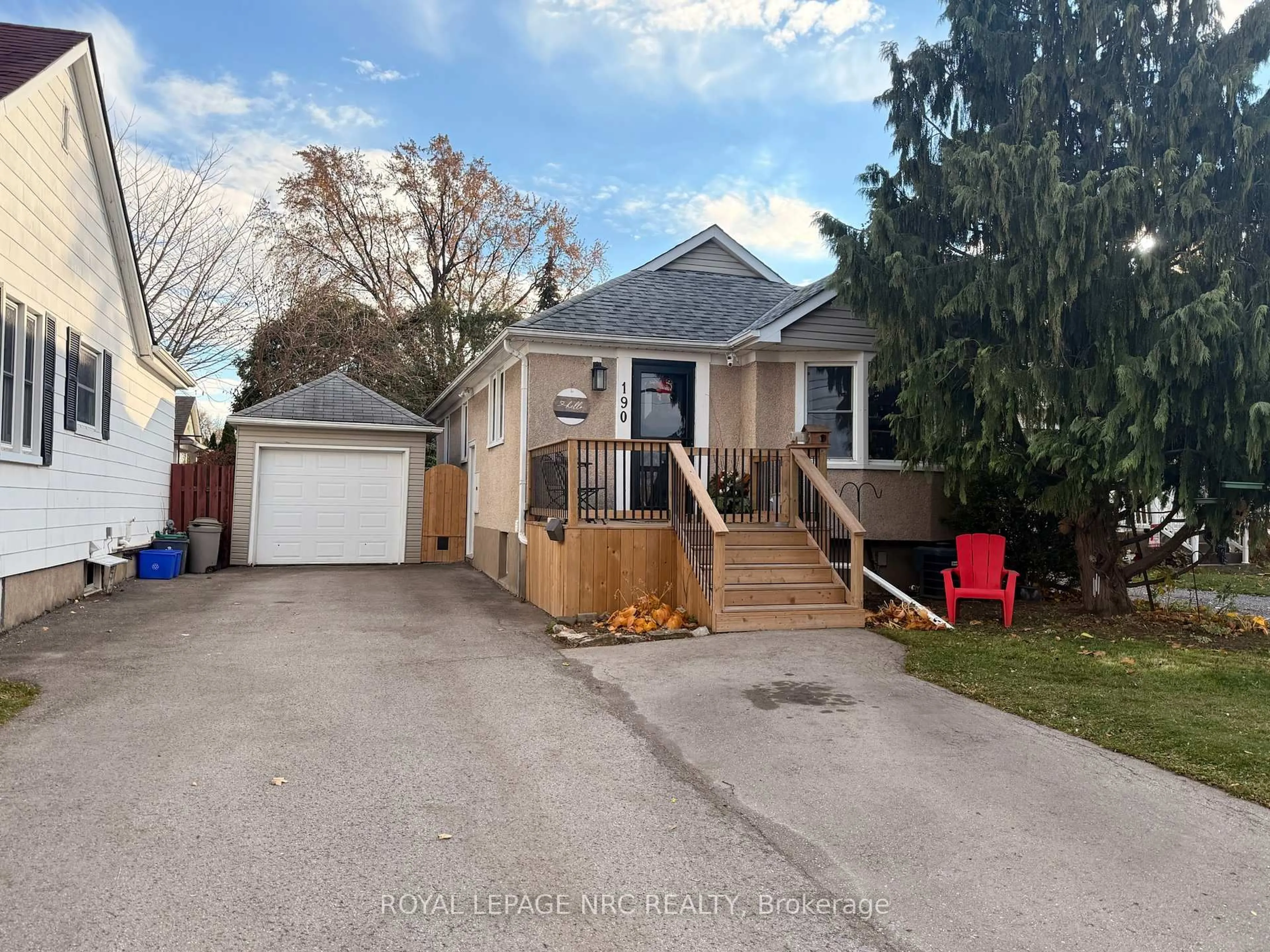 A pic from outside/outdoor area/front of a property/back of a property/a pic from drone, street for 190 Carlton St, St. Catharines Ontario L2R 1S4