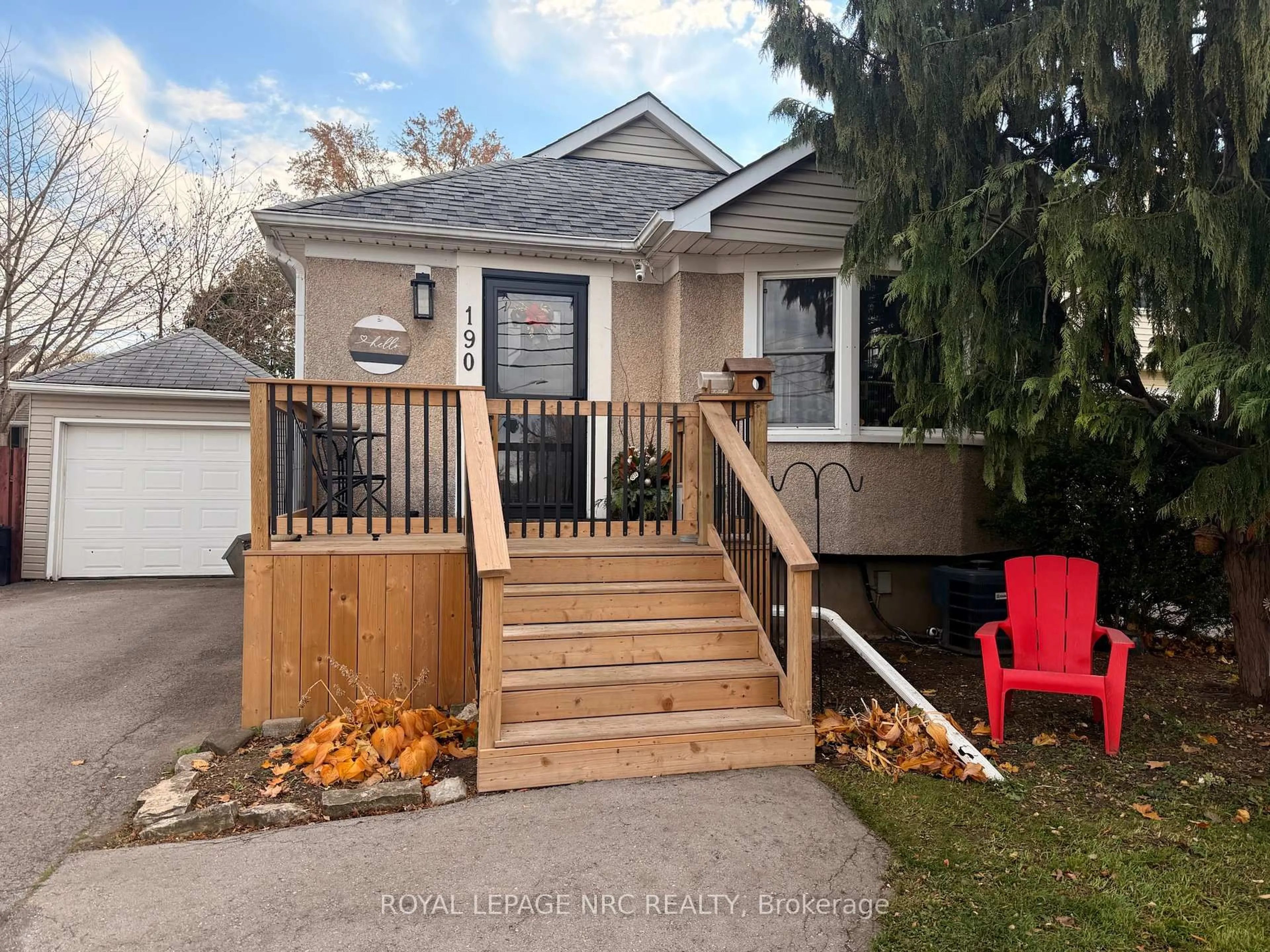 Home with vinyl exterior material, street for 190 Carlton St, St. Catharines Ontario L2R 1S4