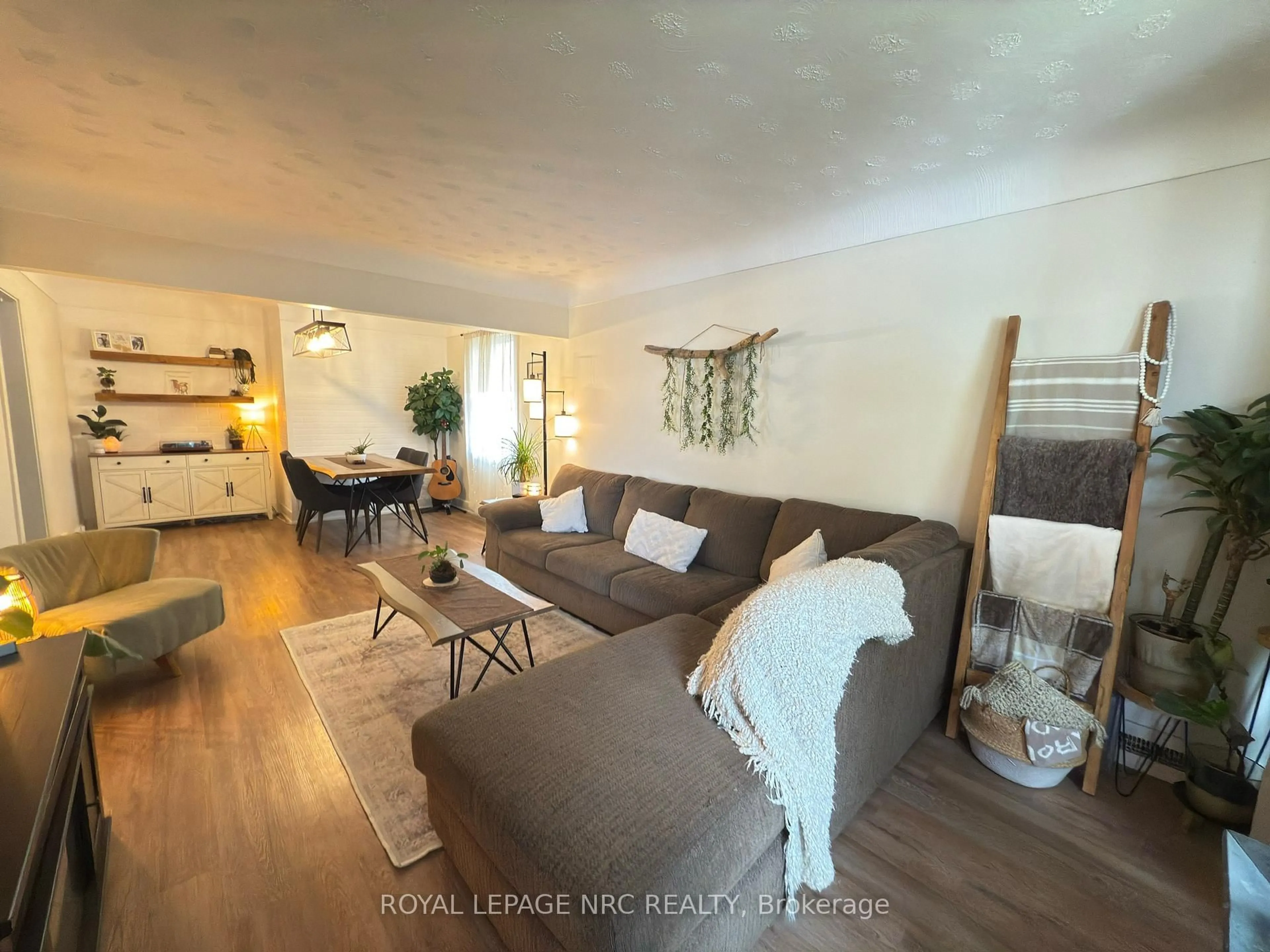 Living room with furniture, wood/laminate floor for 190 Carlton St, St. Catharines Ontario L2R 1S4