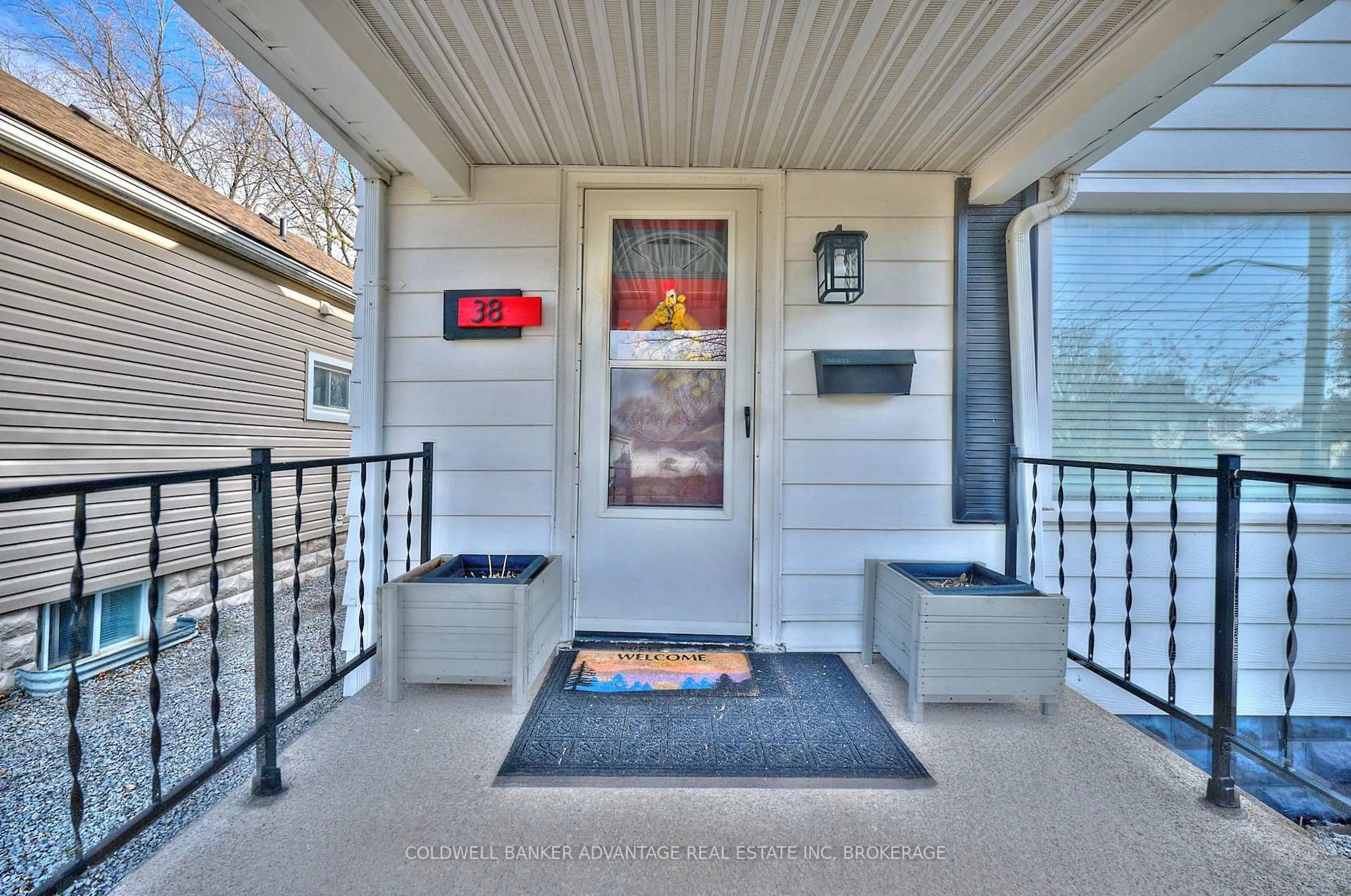 Indoor entryway for 38 Wallace Ave, Welland Ontario L3B 1R5