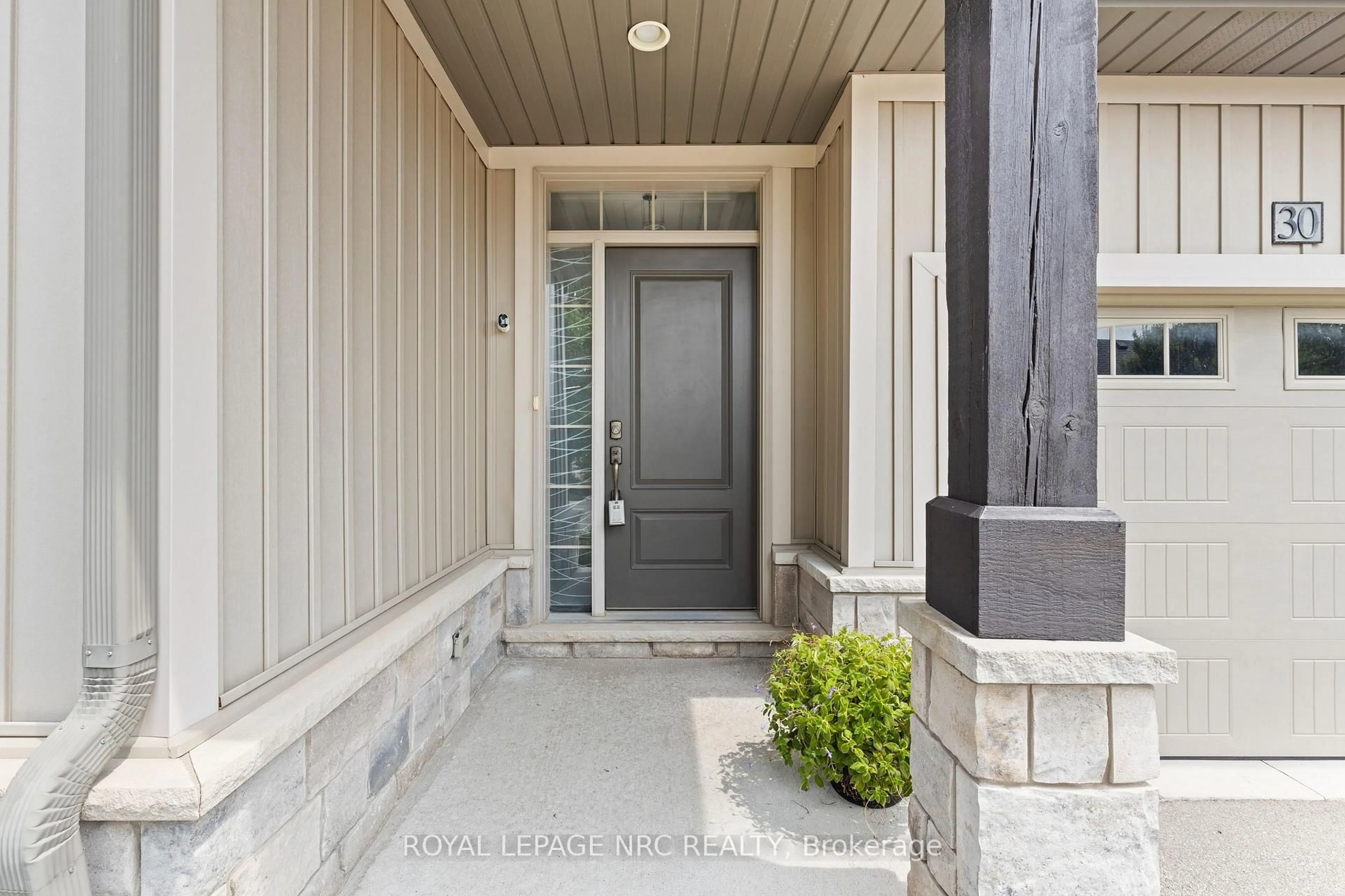 Indoor entryway for 30 Blossom Common, St. Catharines Ontario L2M 0B3