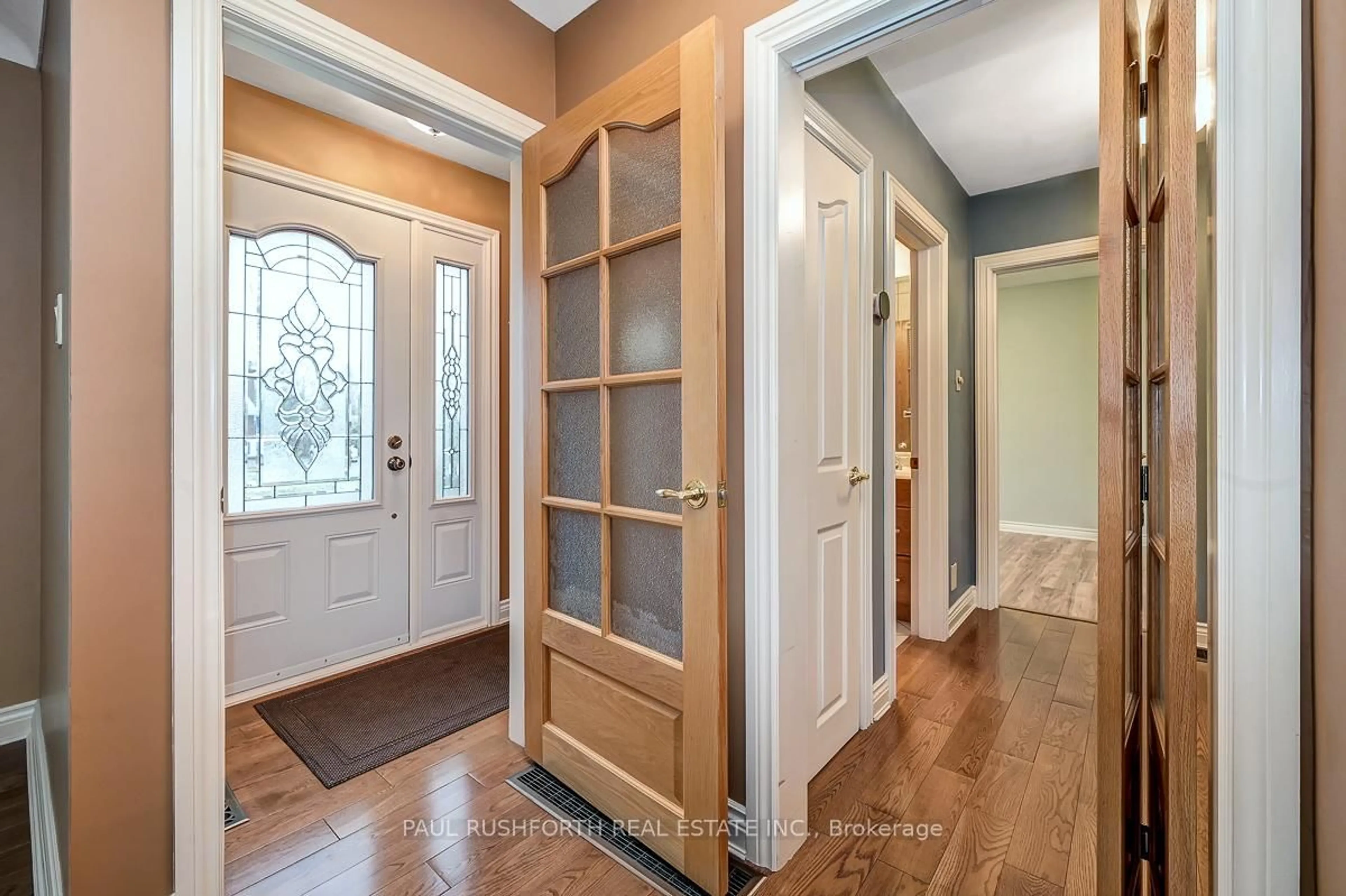 Indoor entryway for 6 Roundhay Dr, Ottawa Ontario K2G 1B5