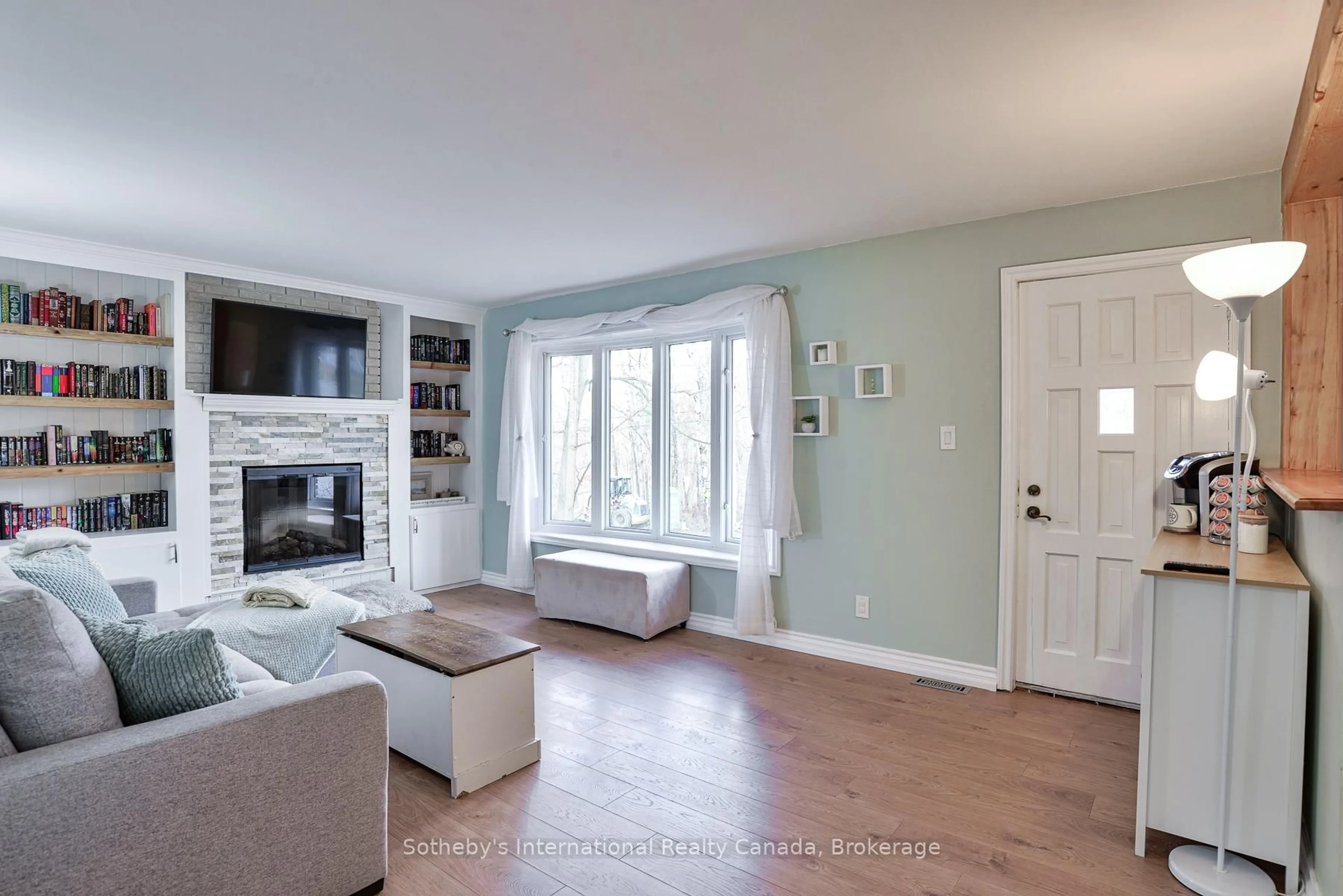 Living room with furniture, unknown for 115 Segwun Blvd, Gravenhurst Ontario P1P 1C5