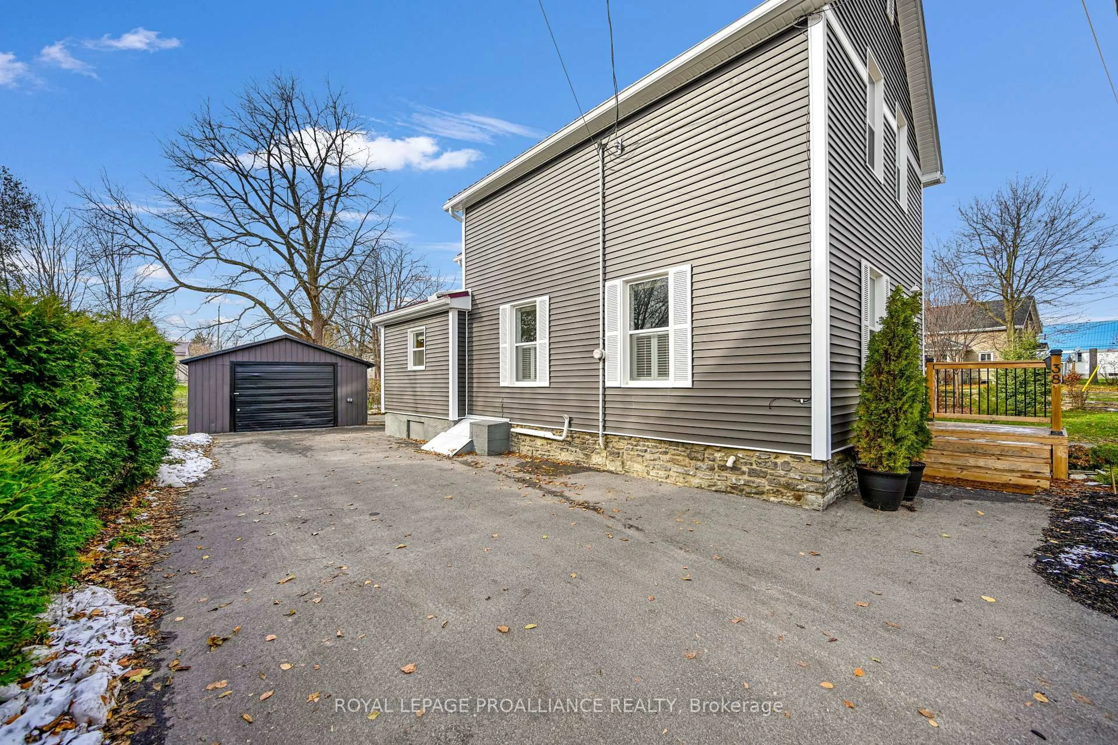 A pic from outside/outdoor area/front of a property/back of a property/a pic from drone, street for 38 Bennett St, Brockville Ontario K6V 2V8