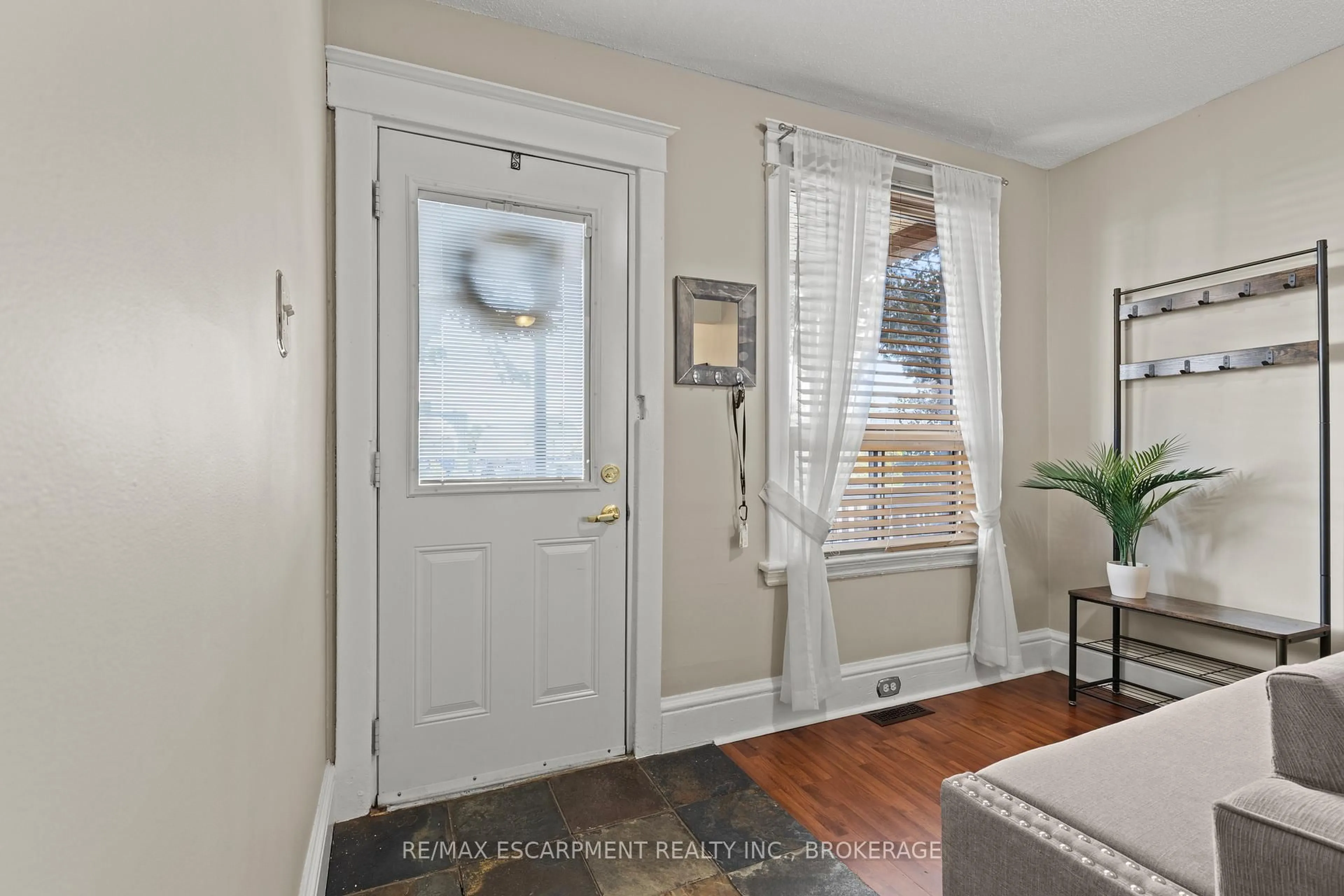 Indoor entryway for 25 Mckinstry St, Hamilton Ontario L8L 6C2