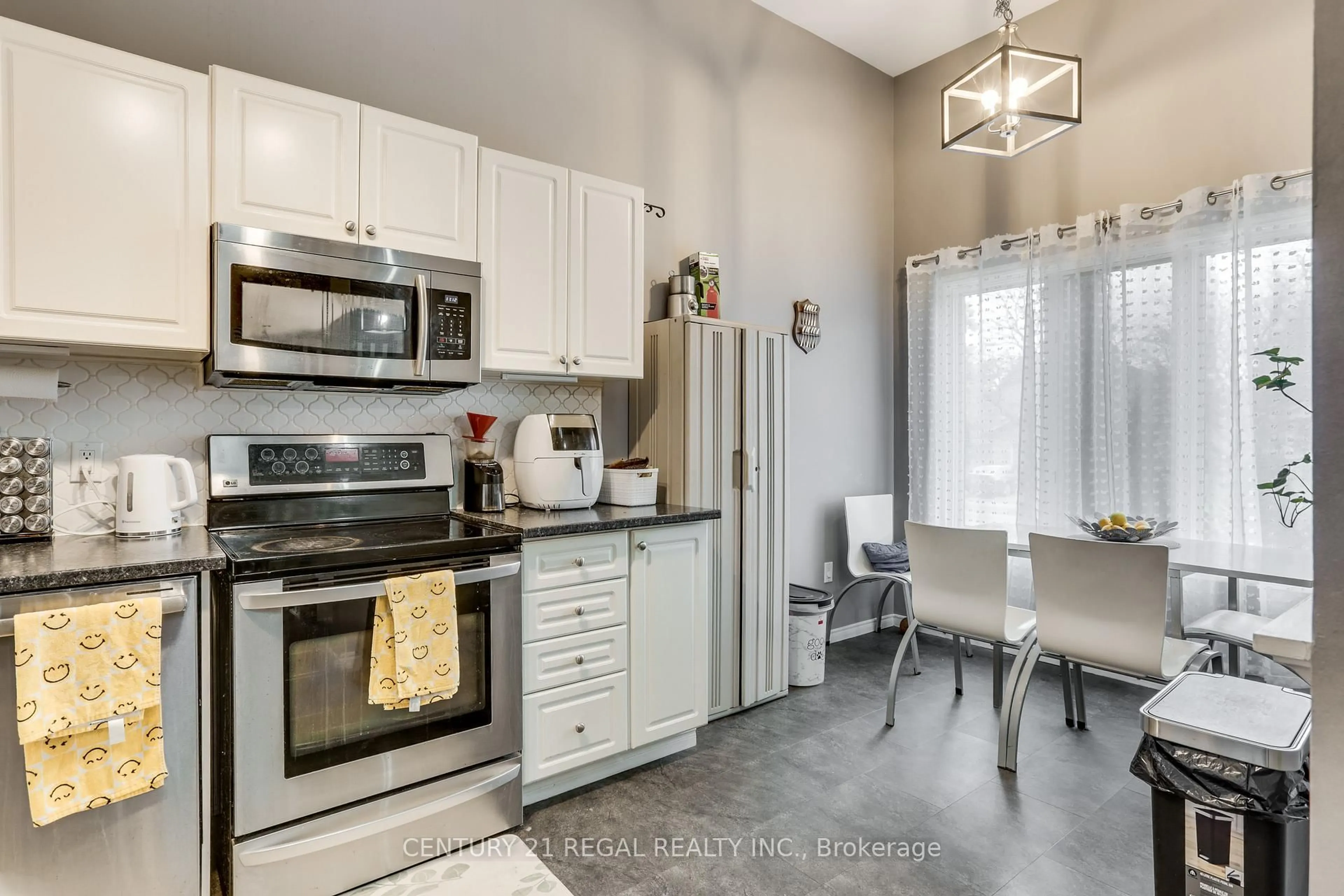 Open concept kitchen, ceramic/tile floor for 79 SUNRISE Cres, London East Ontario N5V 4V8