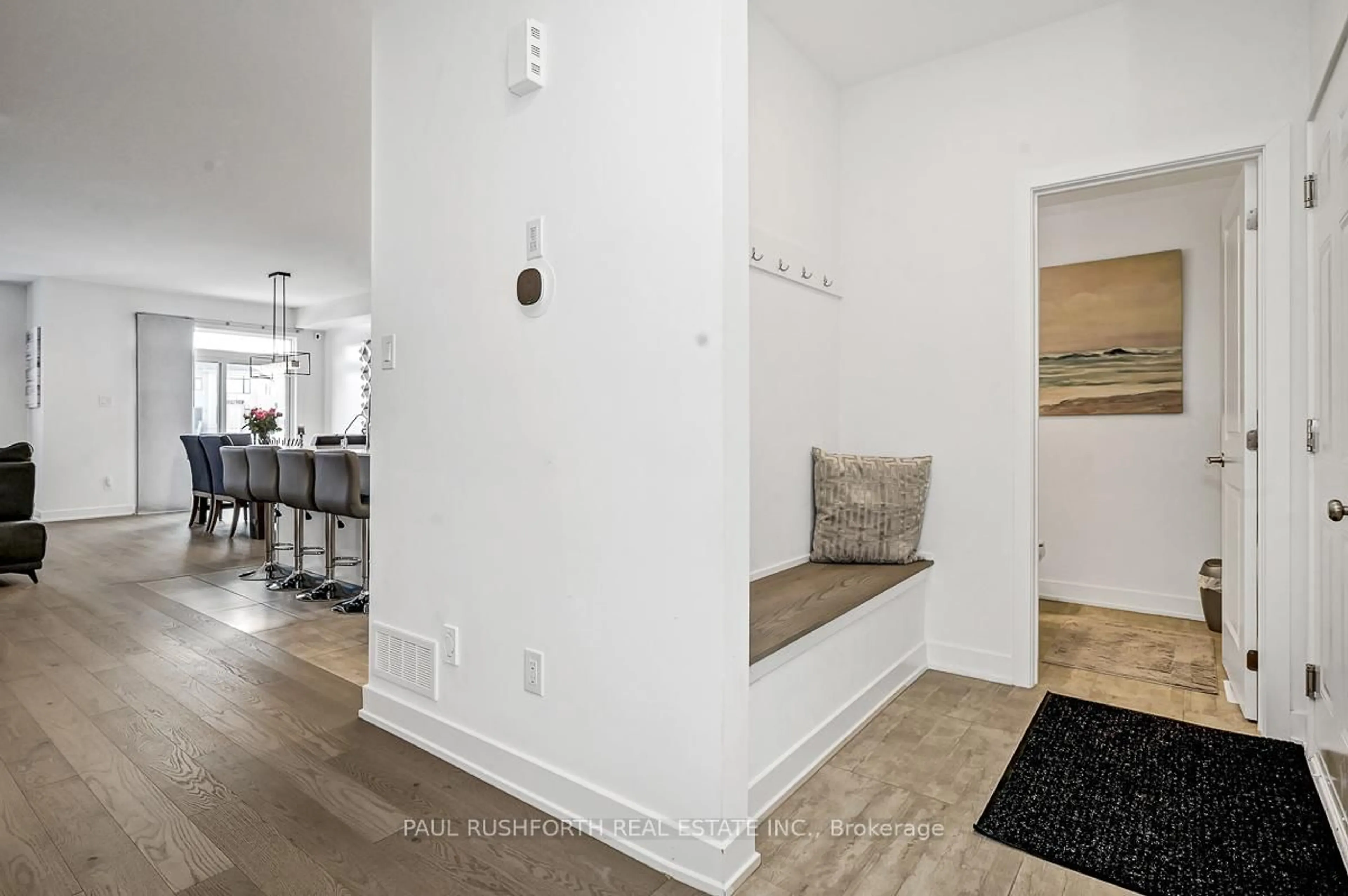 Indoor entryway for 28 Mendoza Way, Ottawa Ontario K2S 2S6