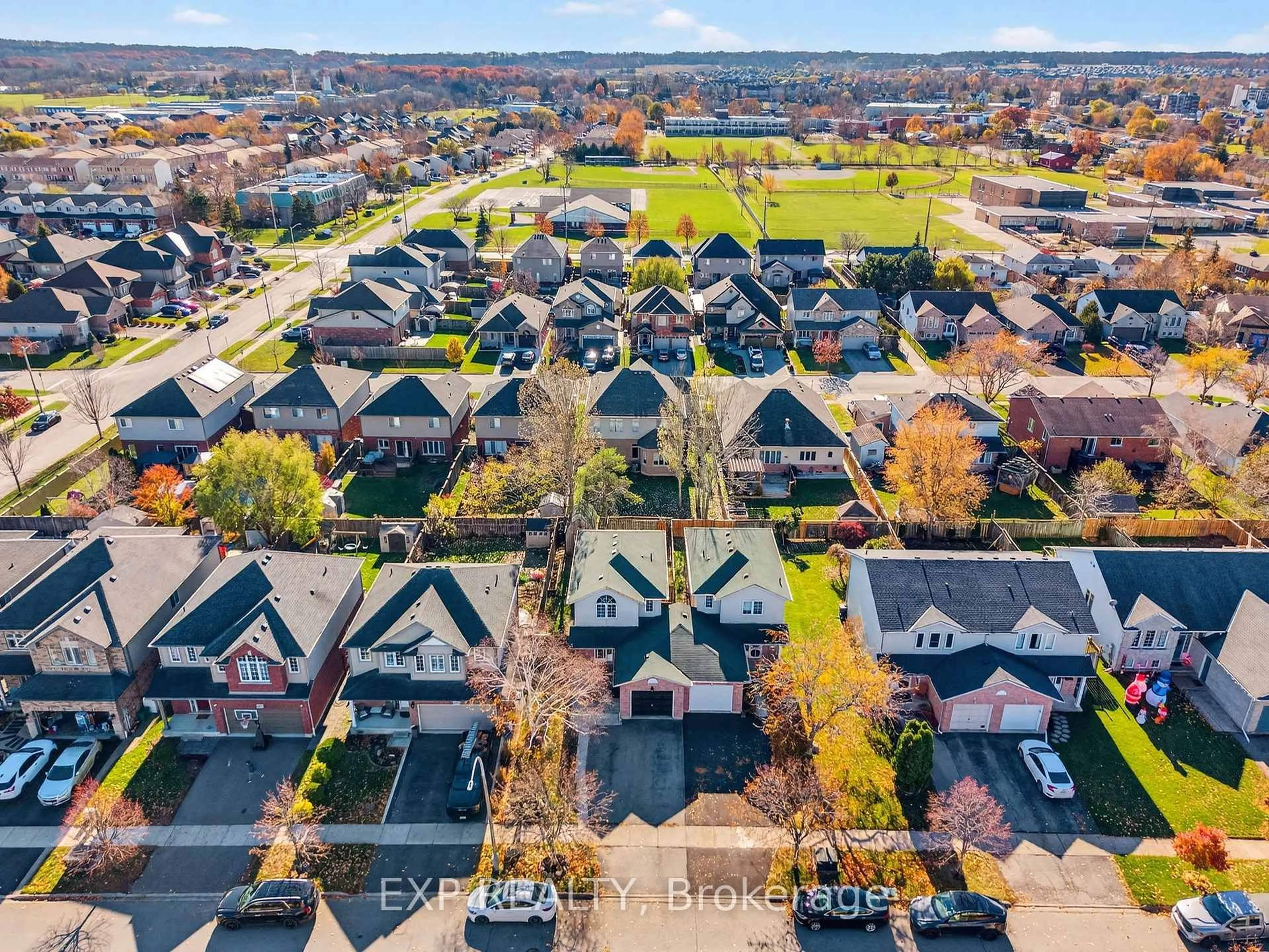 A pic from outside/outdoor area/front of a property/back of a property/a pic from drone, street for 4902 Adam Crt, Lincoln Ontario L3J 0E3
