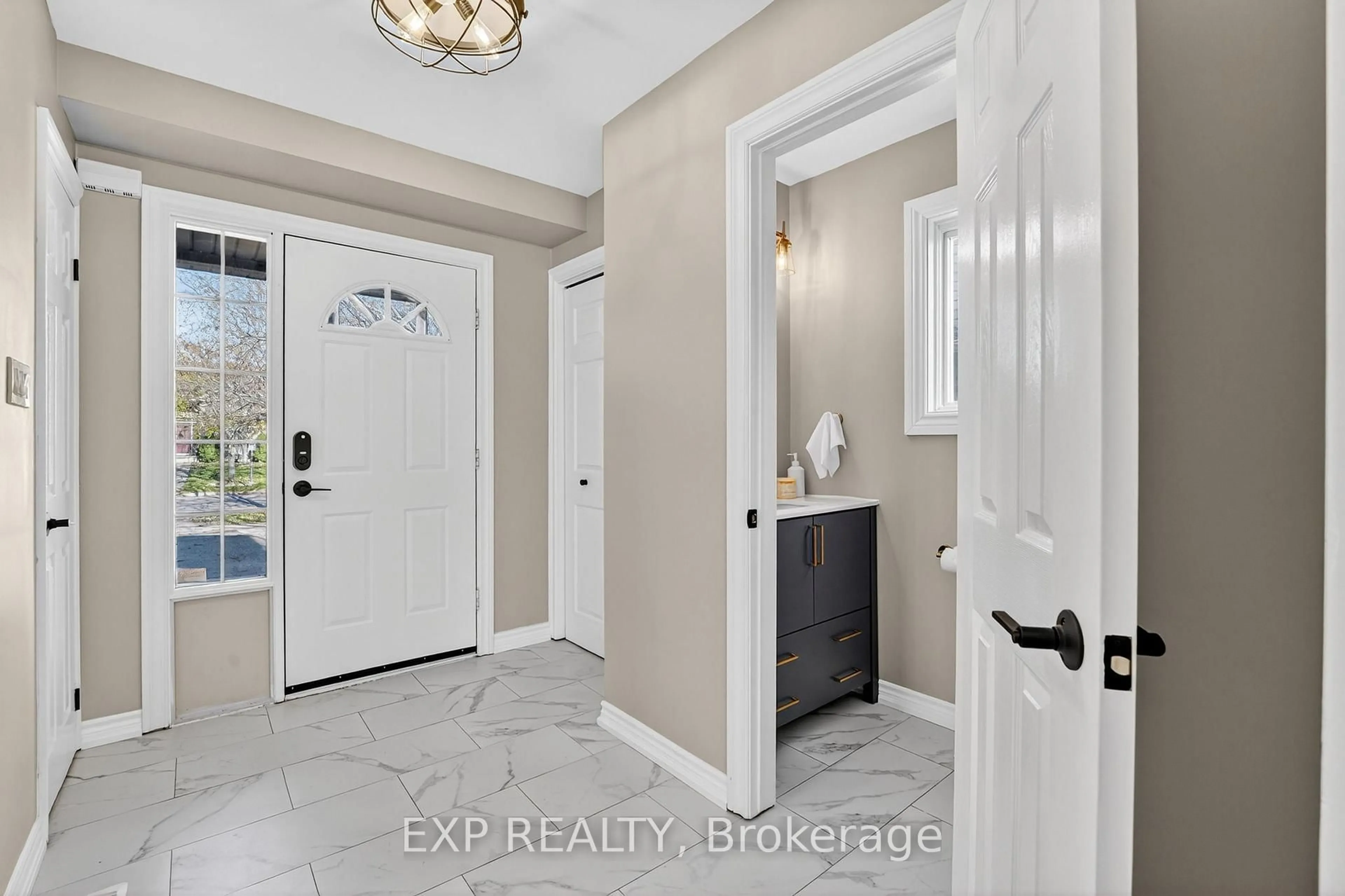 Indoor entryway for 4902 Adam Crt, Lincoln Ontario L3J 0E3