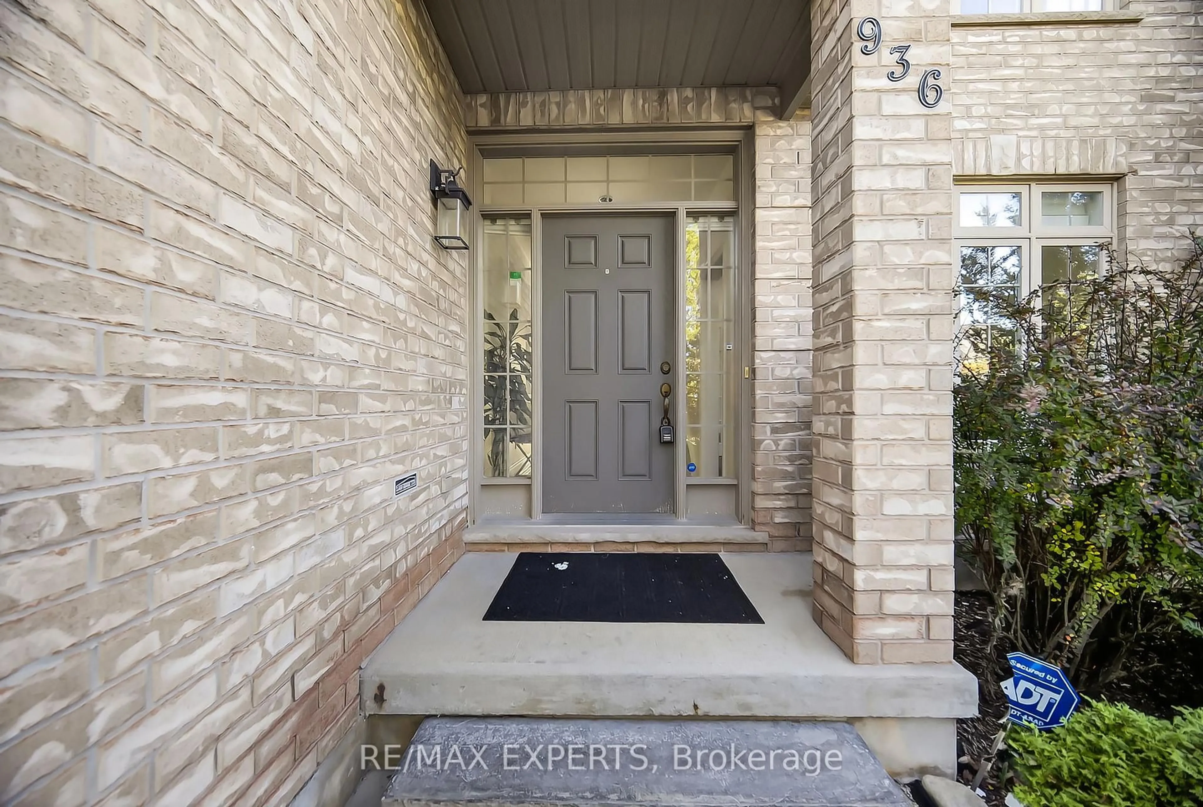 Indoor entryway for 936 Talisman Cres, London South Ontario N6K 0B7