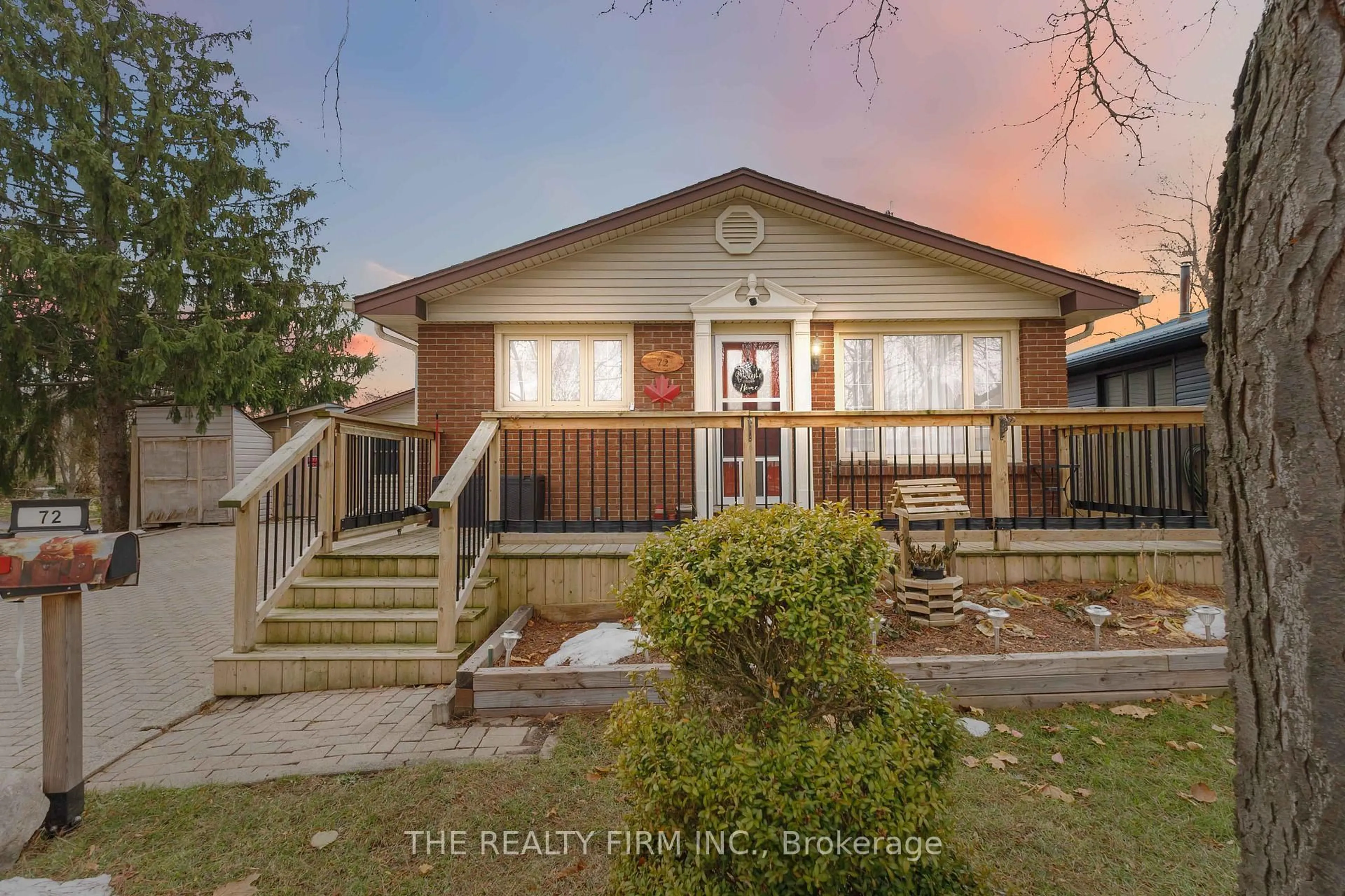 A pic from outside/outdoor area/front of a property/back of a property/a pic from drone, unknown for 72 Metcalfe Cres, London South Ontario N6E 1H9