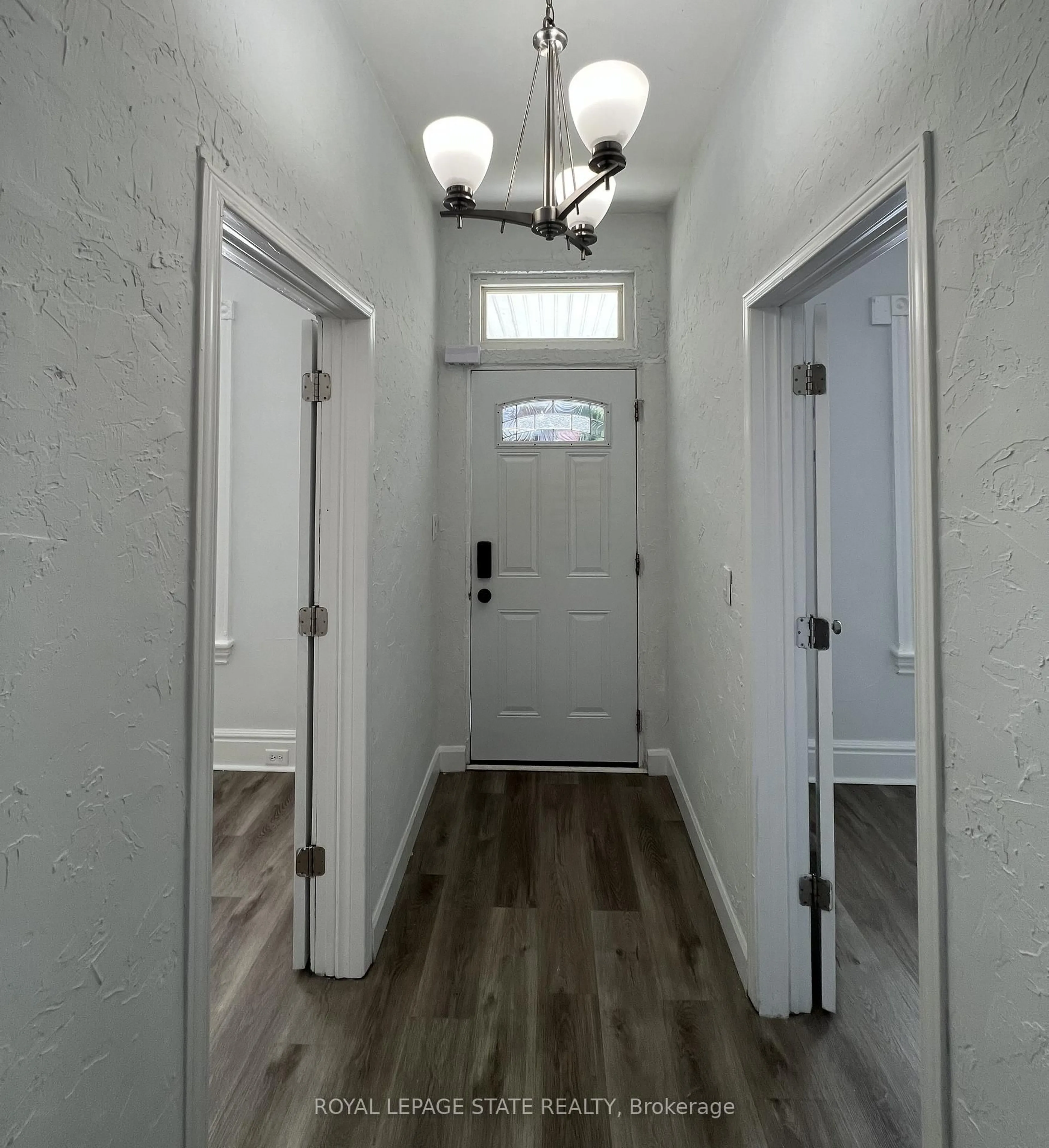 Indoor entryway for 44 Madison Ave, Hamilton Ontario L8L 5Y1