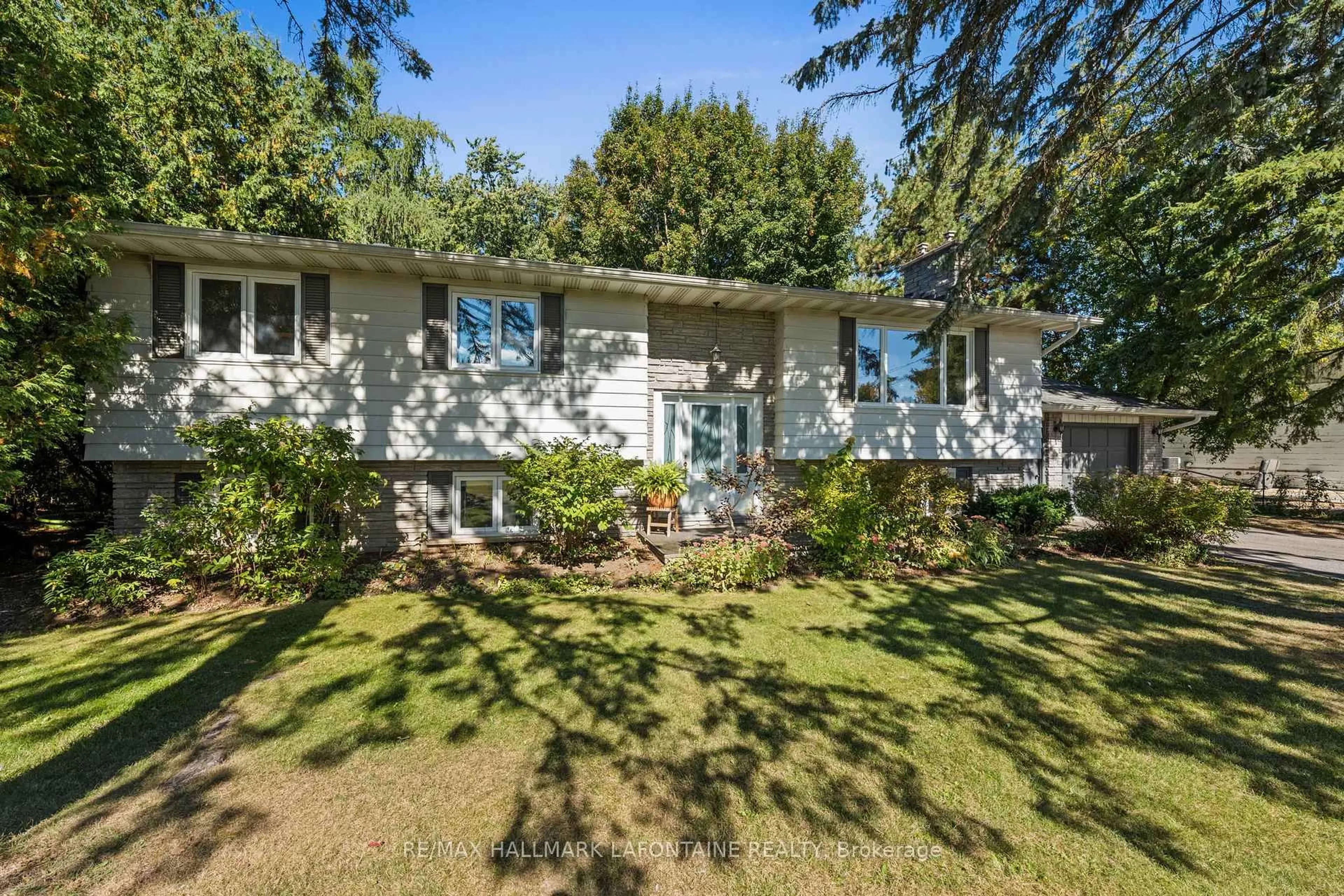 A pic from outside/outdoor area/front of a property/back of a property/a pic from drone, street for 6941 Sunset Blvd, Greely Ontario K4P 1C5