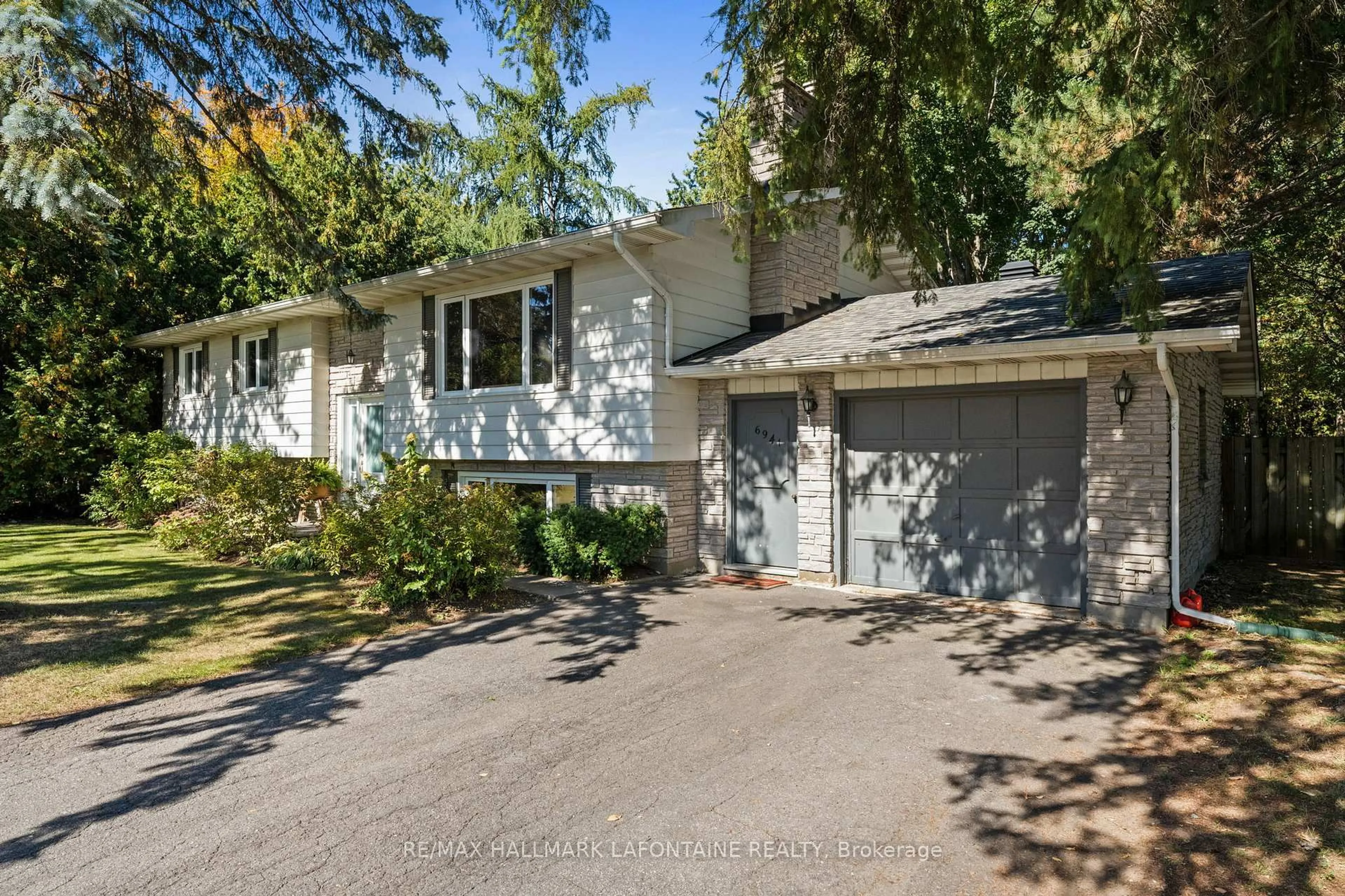 Home with vinyl exterior material, street for 6941 Sunset Blvd, Greely Ontario K4P 1C5