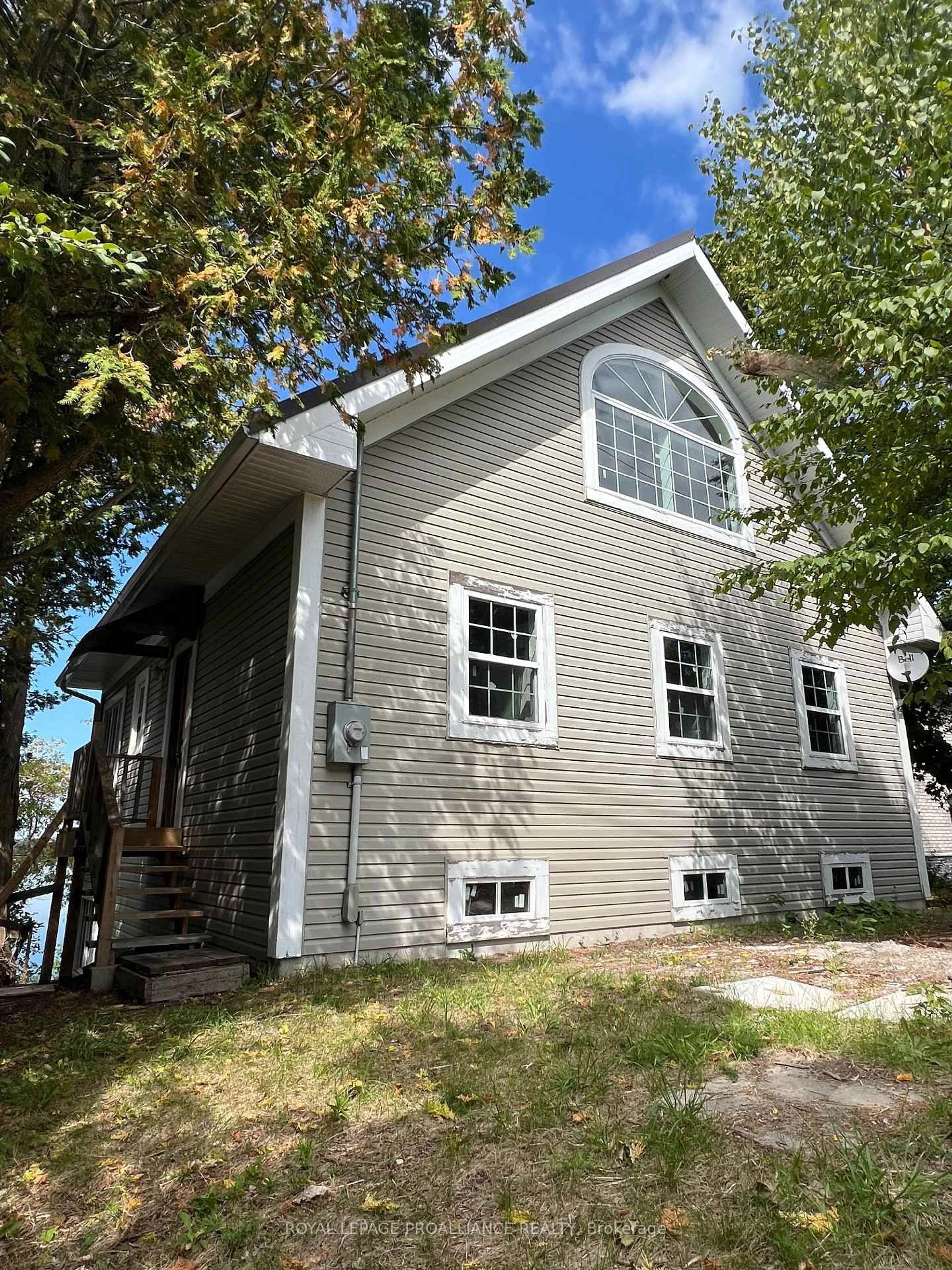 Home with vinyl exterior material, building for 5427 Young St #410, Hamilton Township Ontario K0K 2H0