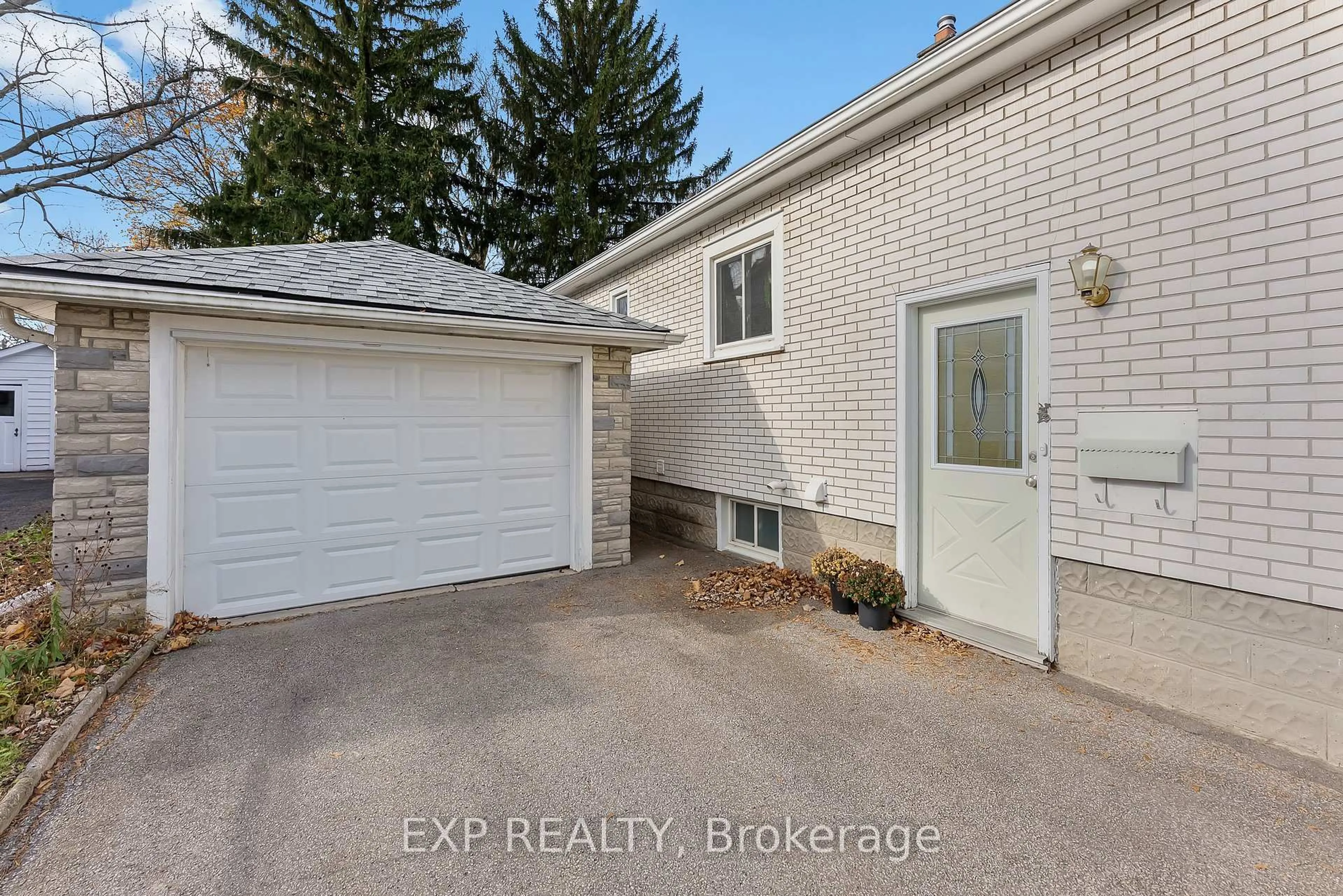 A pic from outside/outdoor area/front of a property/back of a property/a pic from drone, street for 6 Hallcrest Ave, St. Catharines Ontario L2N 1V5