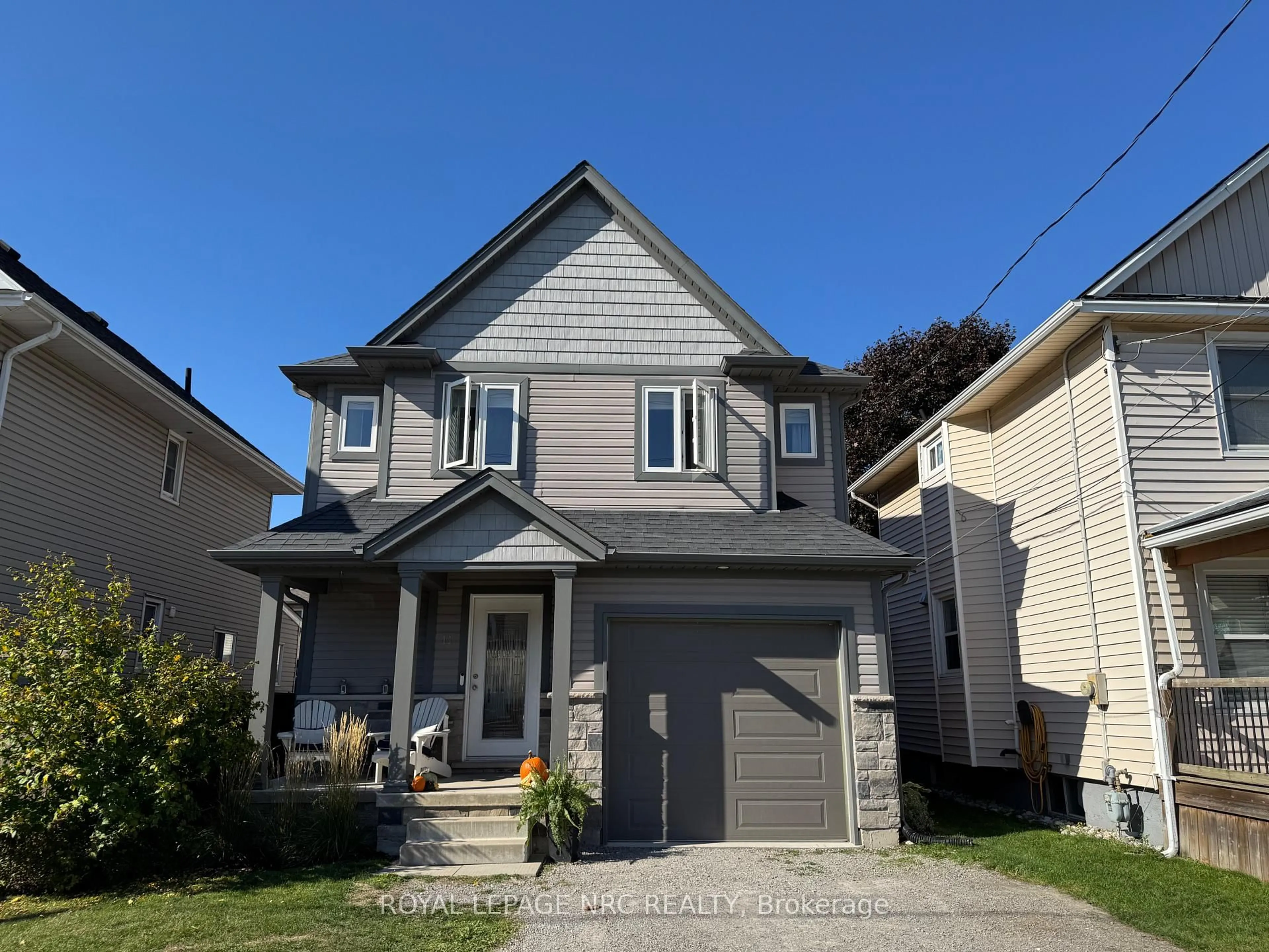 Home with vinyl exterior material, street for 11 Violet St, St. Catharines Ontario L2S 2X1