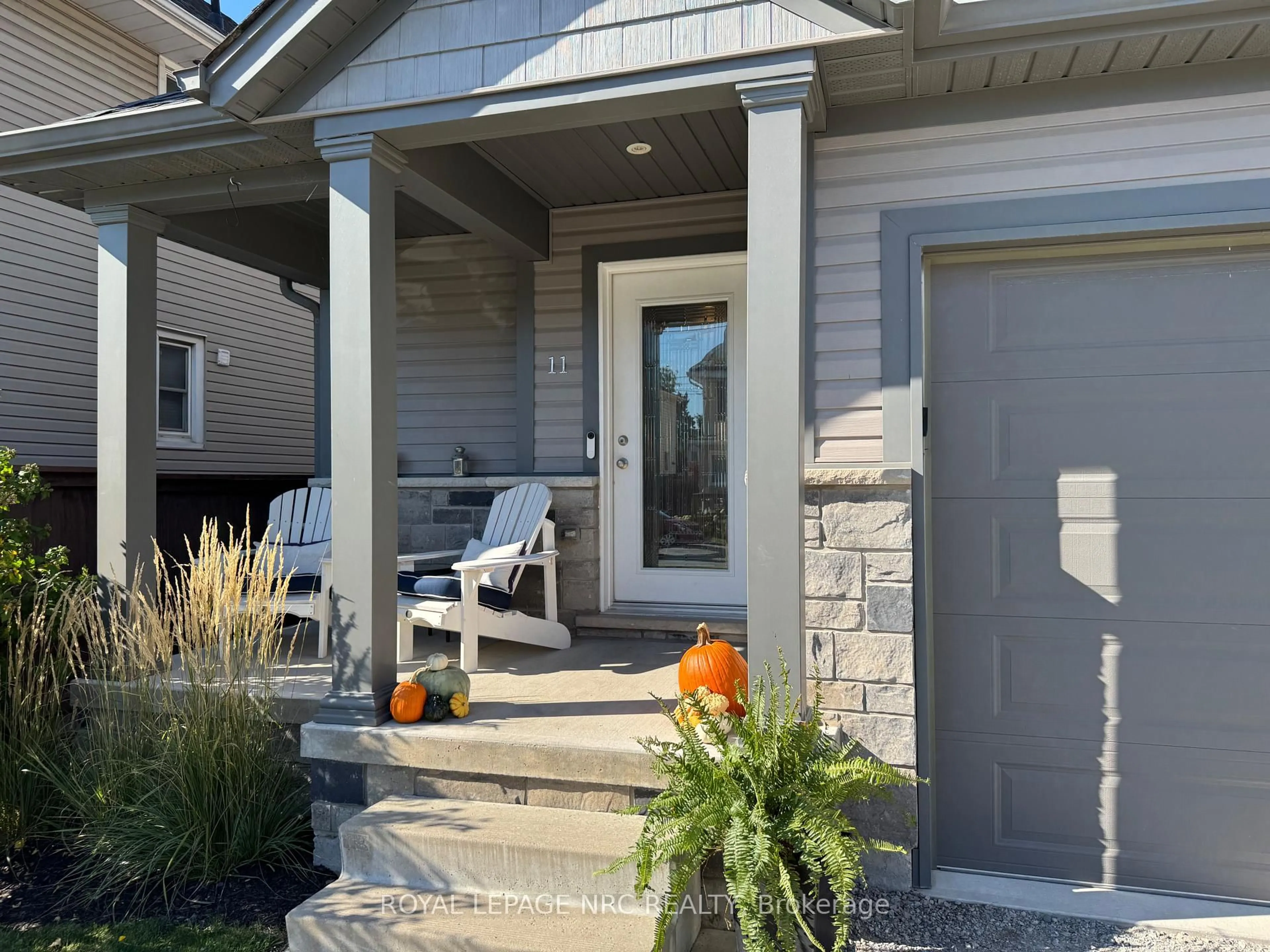 Unknown for 11 Violet St, St. Catharines Ontario L2S 2X1