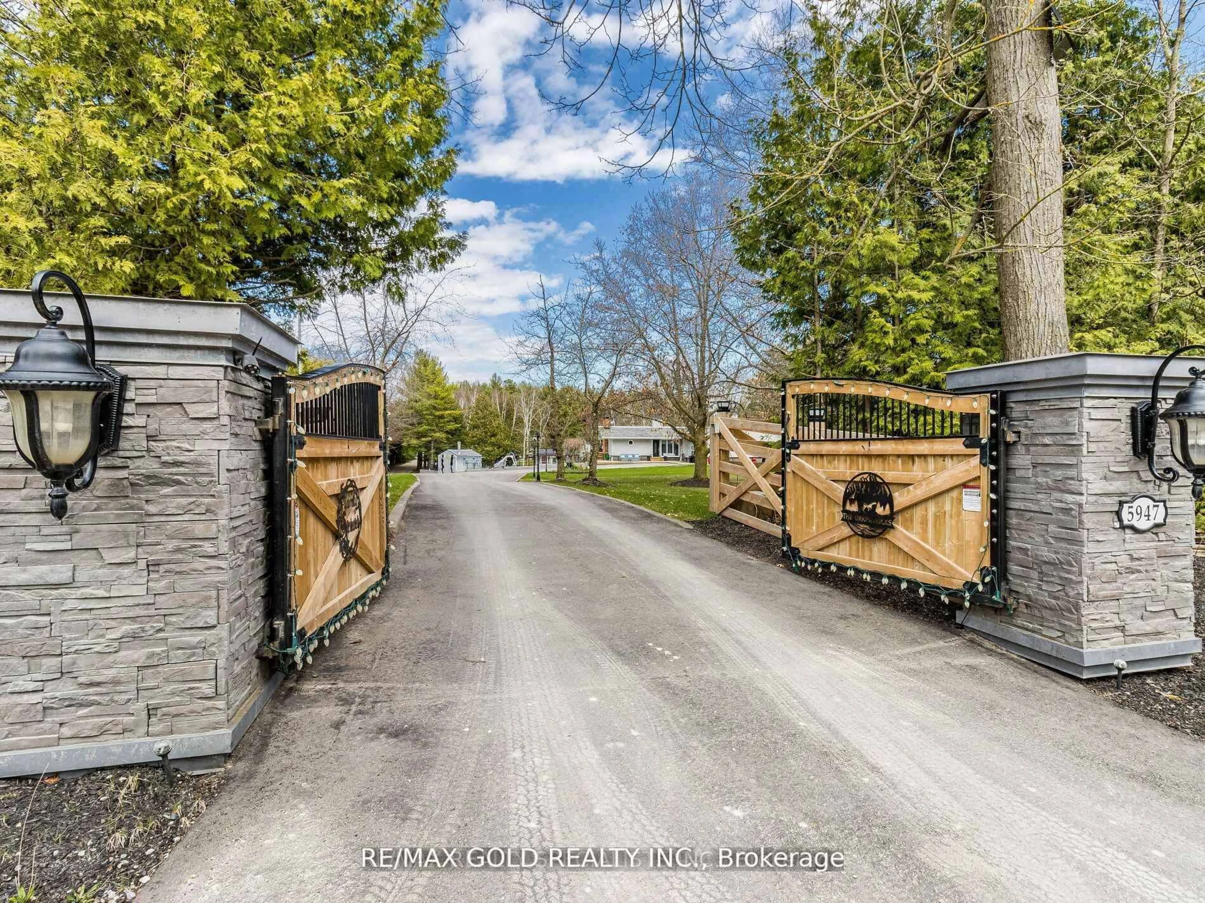 A pic from outside/outdoor area/front of a property/back of a property/a pic from drone, street for 5947 Fourth Line, Erin Ontario N0B 1Z0