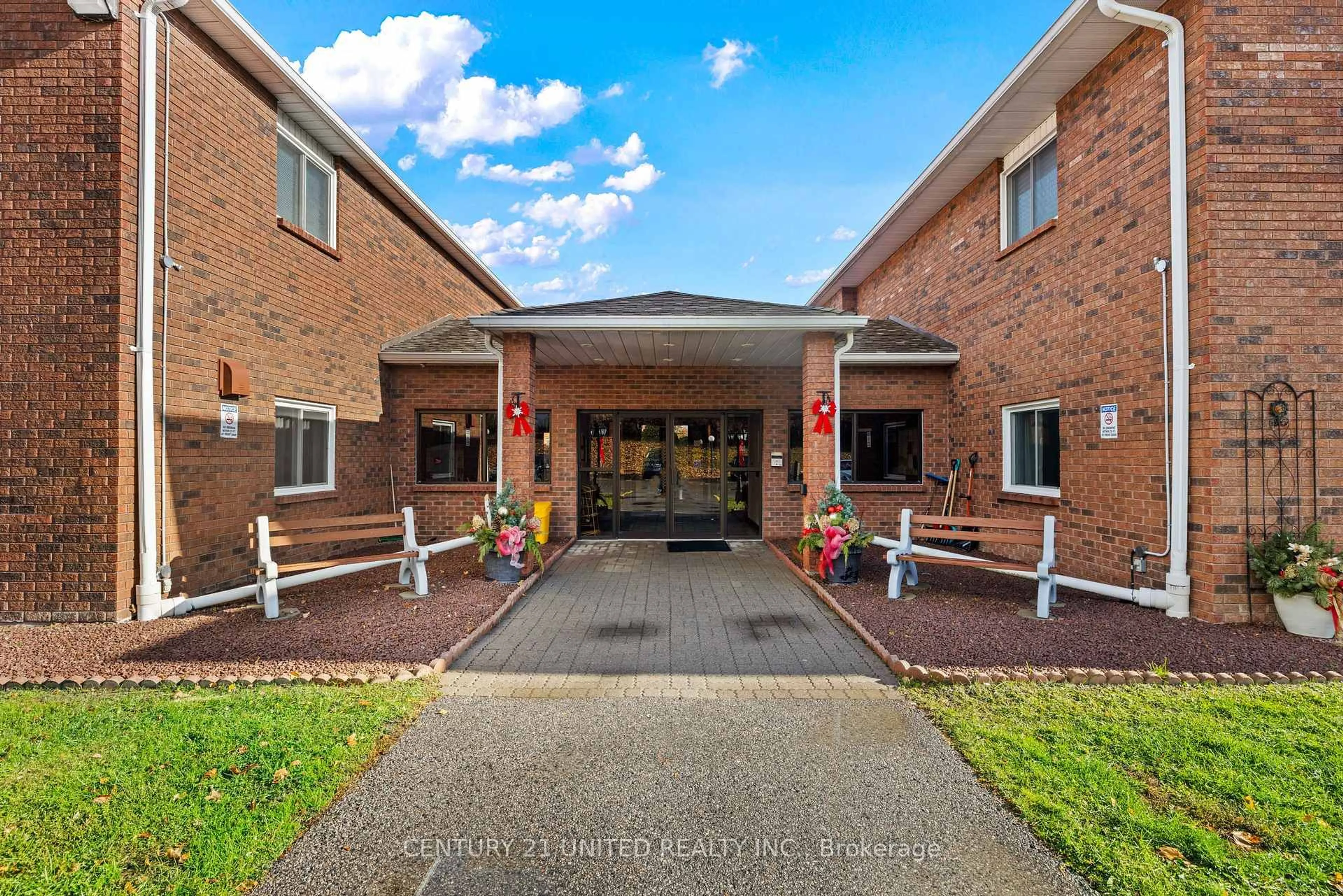 Indoor foyer for 475 Parkhill Rd #213, Peterborough Ontario K9H 7M5