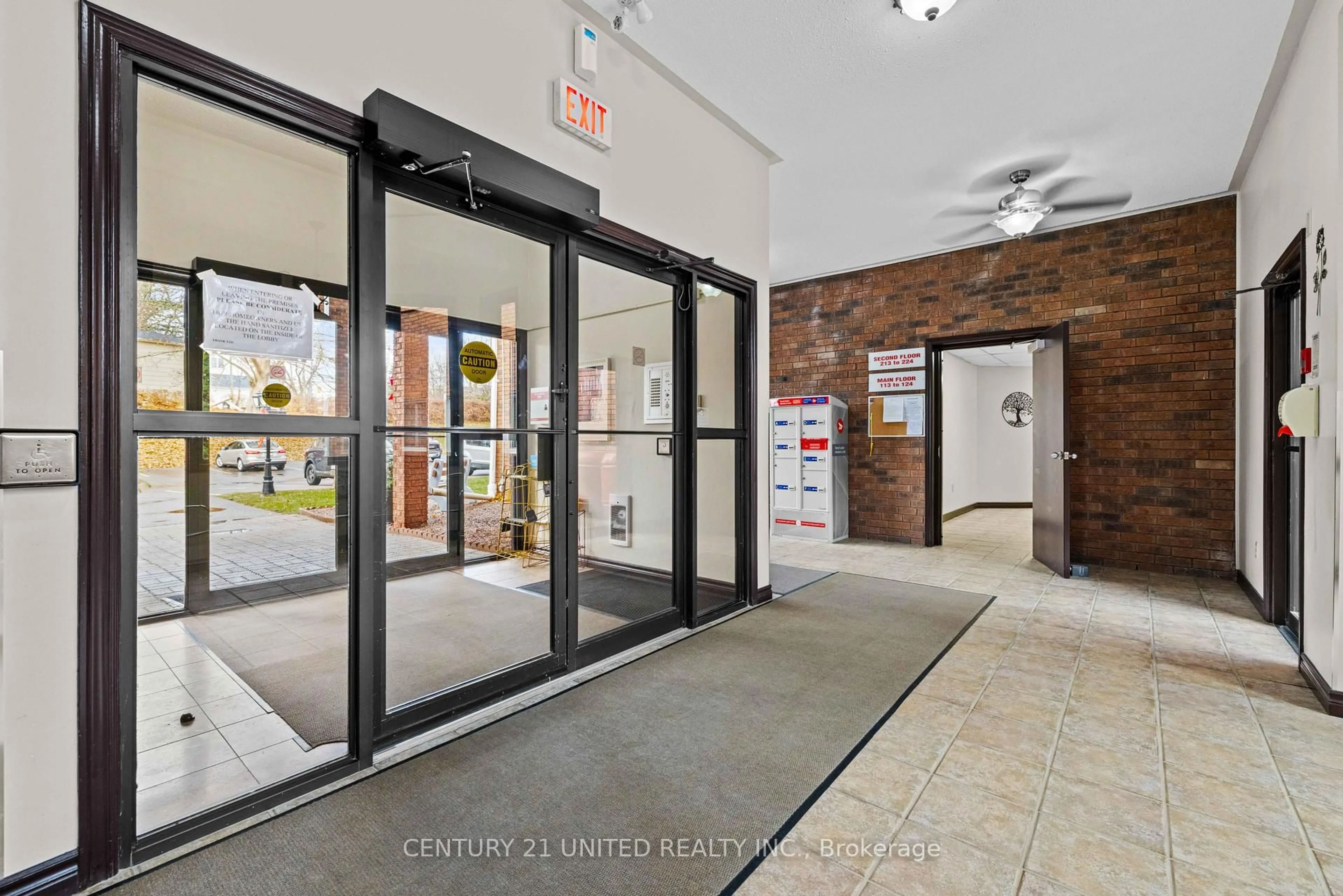 Indoor foyer for 475 Parkhill Rd #213, Peterborough Ontario K9H 7M5