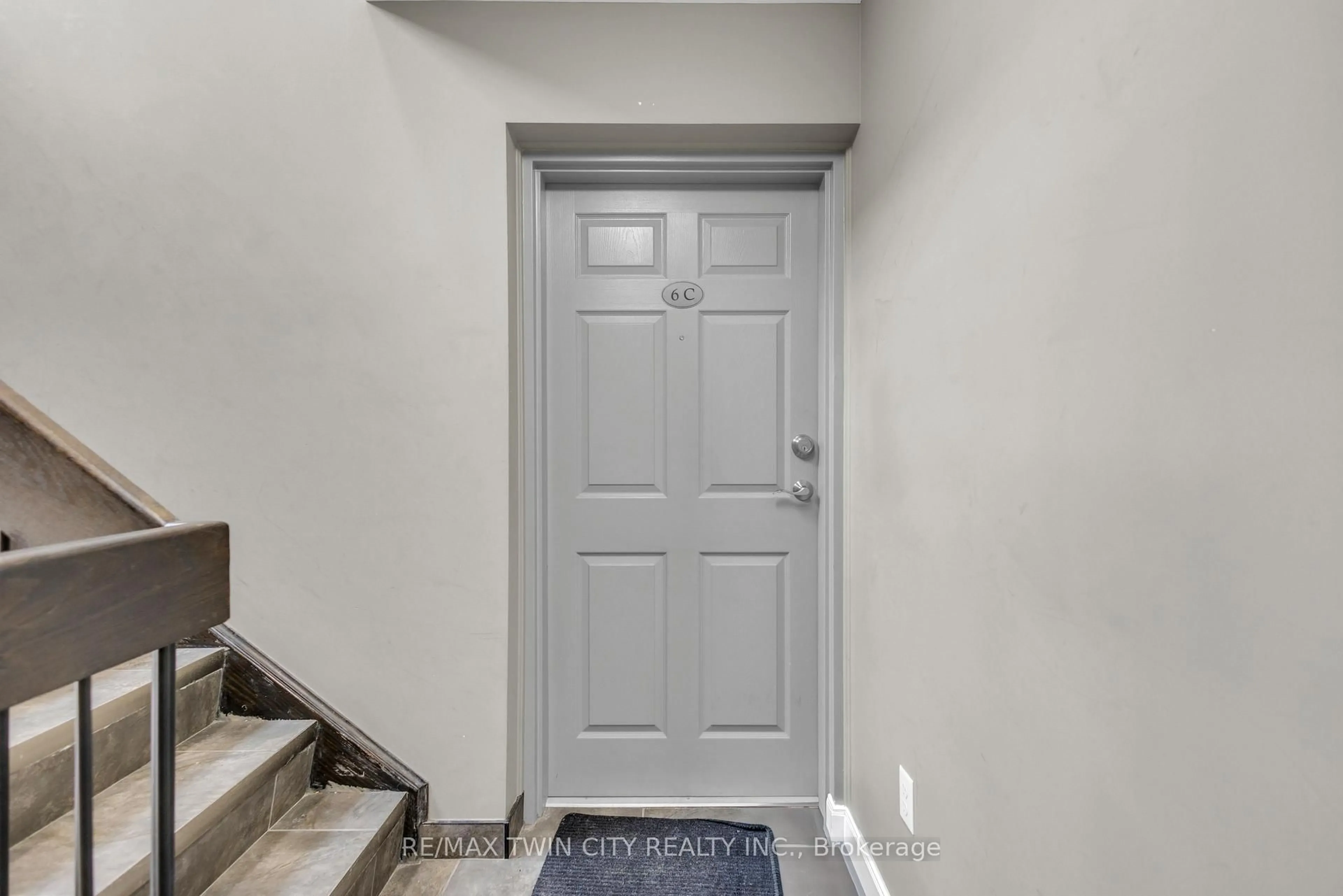 Indoor entryway for 1460 Highland Rd #6C, Kitchener Ontario N2N 0B7