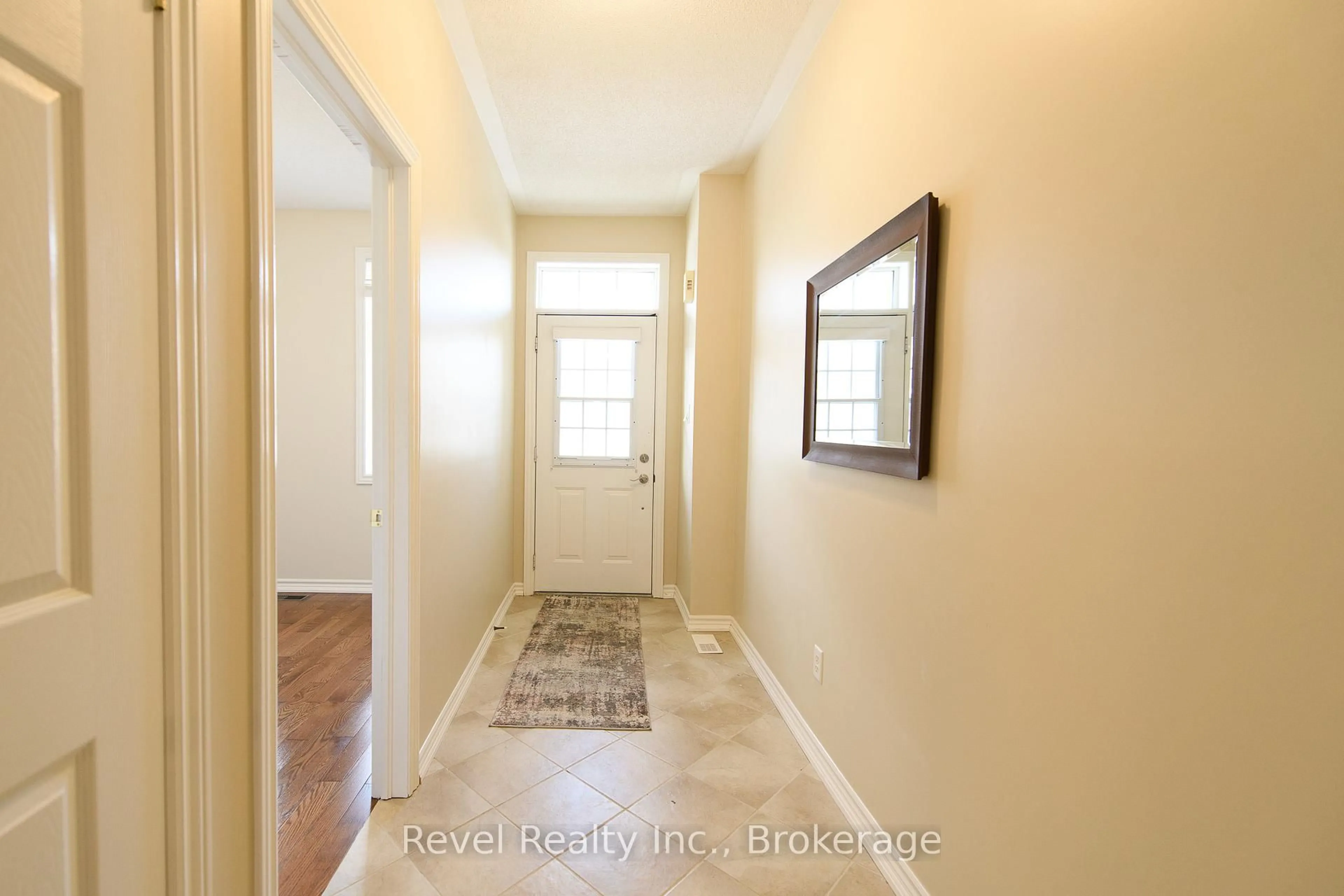 Indoor entryway for 110 Napier St #19, Blue Mountains Ontario N0H 2P0