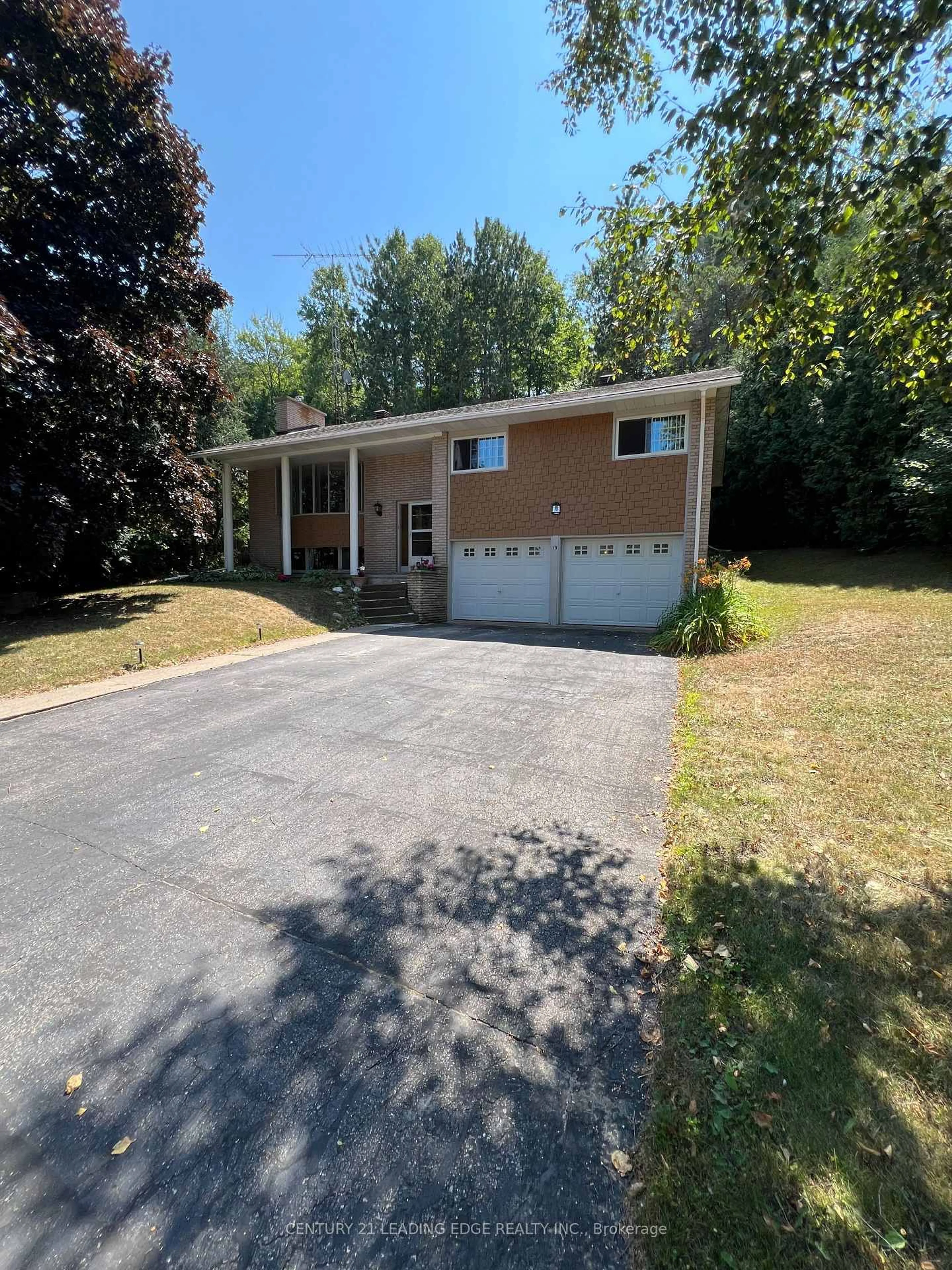 Home with vinyl exterior material, street for 19 FOREST HILL Rd, Bancroft Ontario K0L 1C0