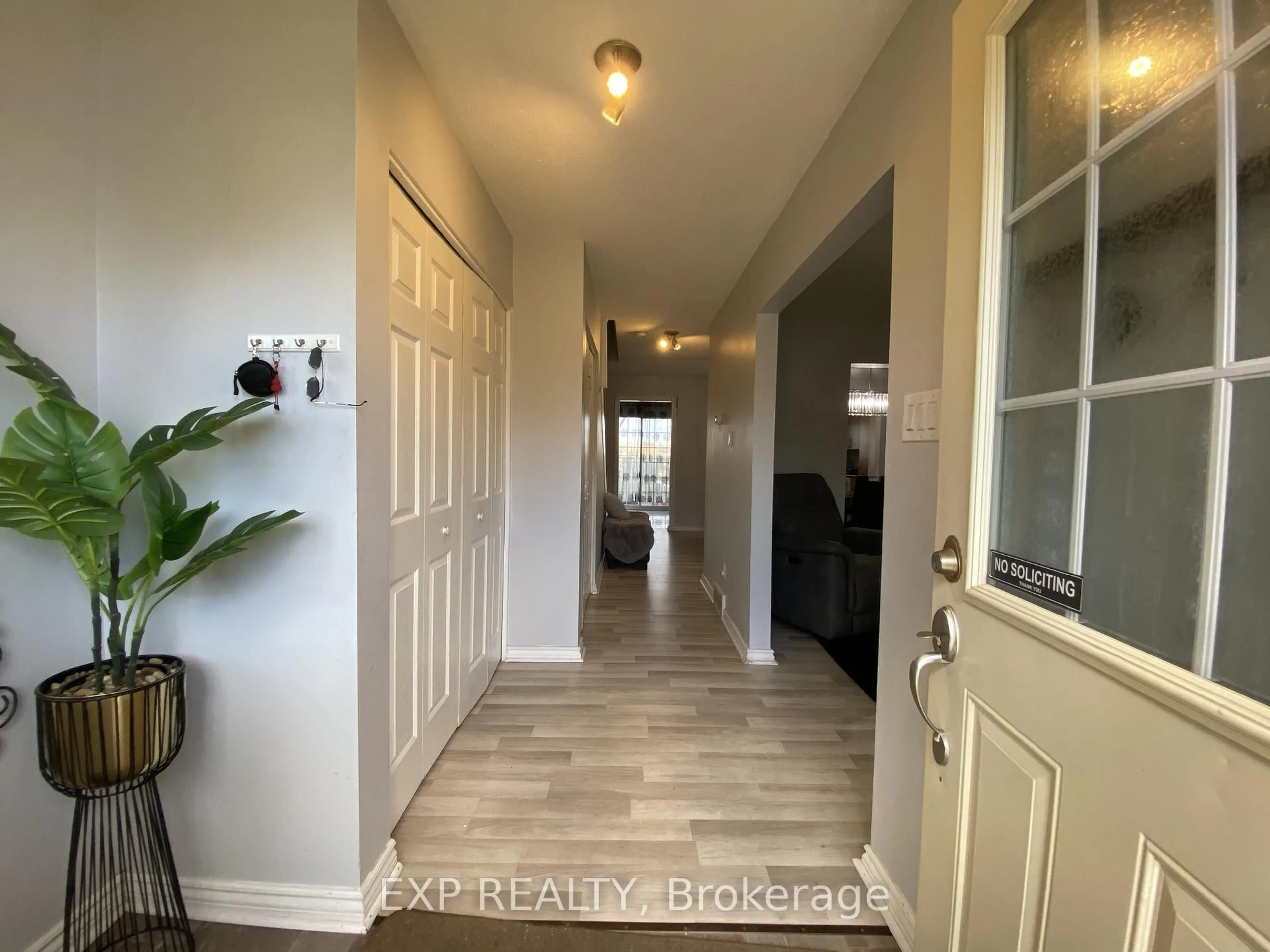 Indoor entryway for 415 Kintyre Private, Ottawa Ontario K2C 3M9