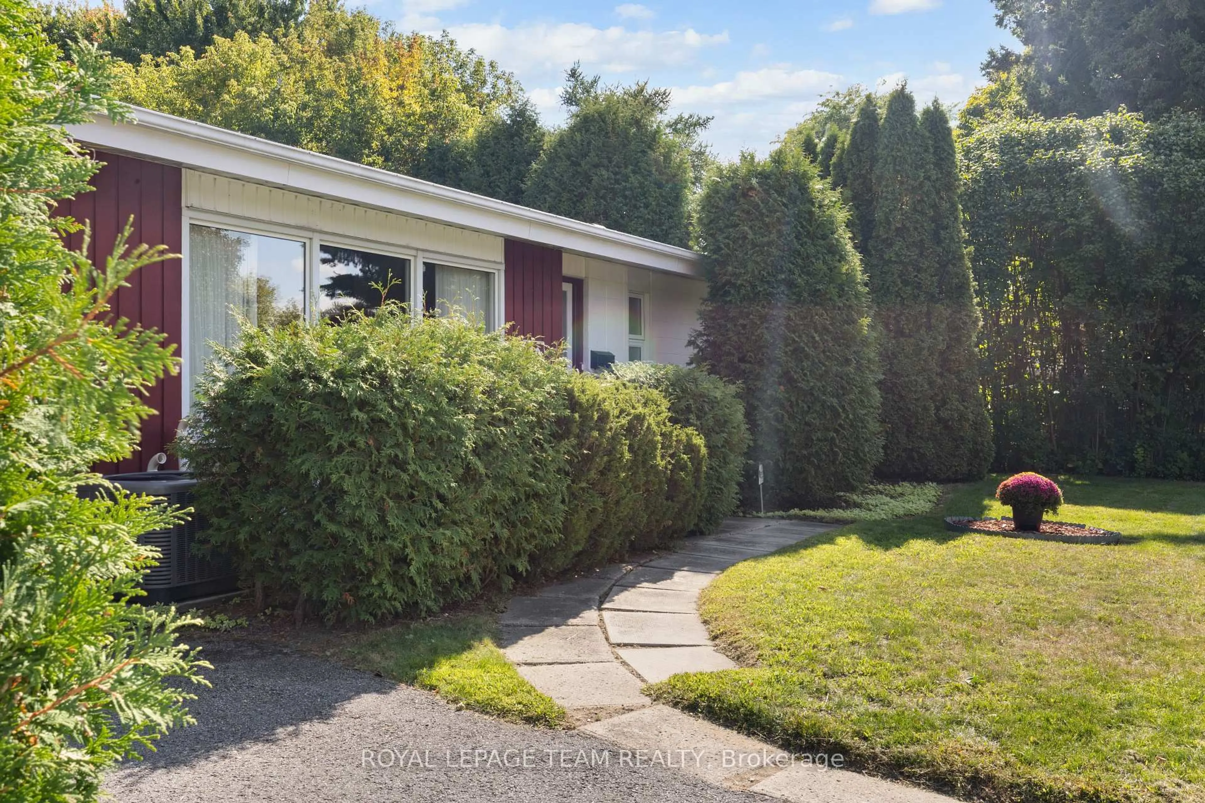 A pic from outside/outdoor area/front of a property/back of a property/a pic from drone, street for 30 Ellery Cres, Ottawa Ontario K2H 6M6