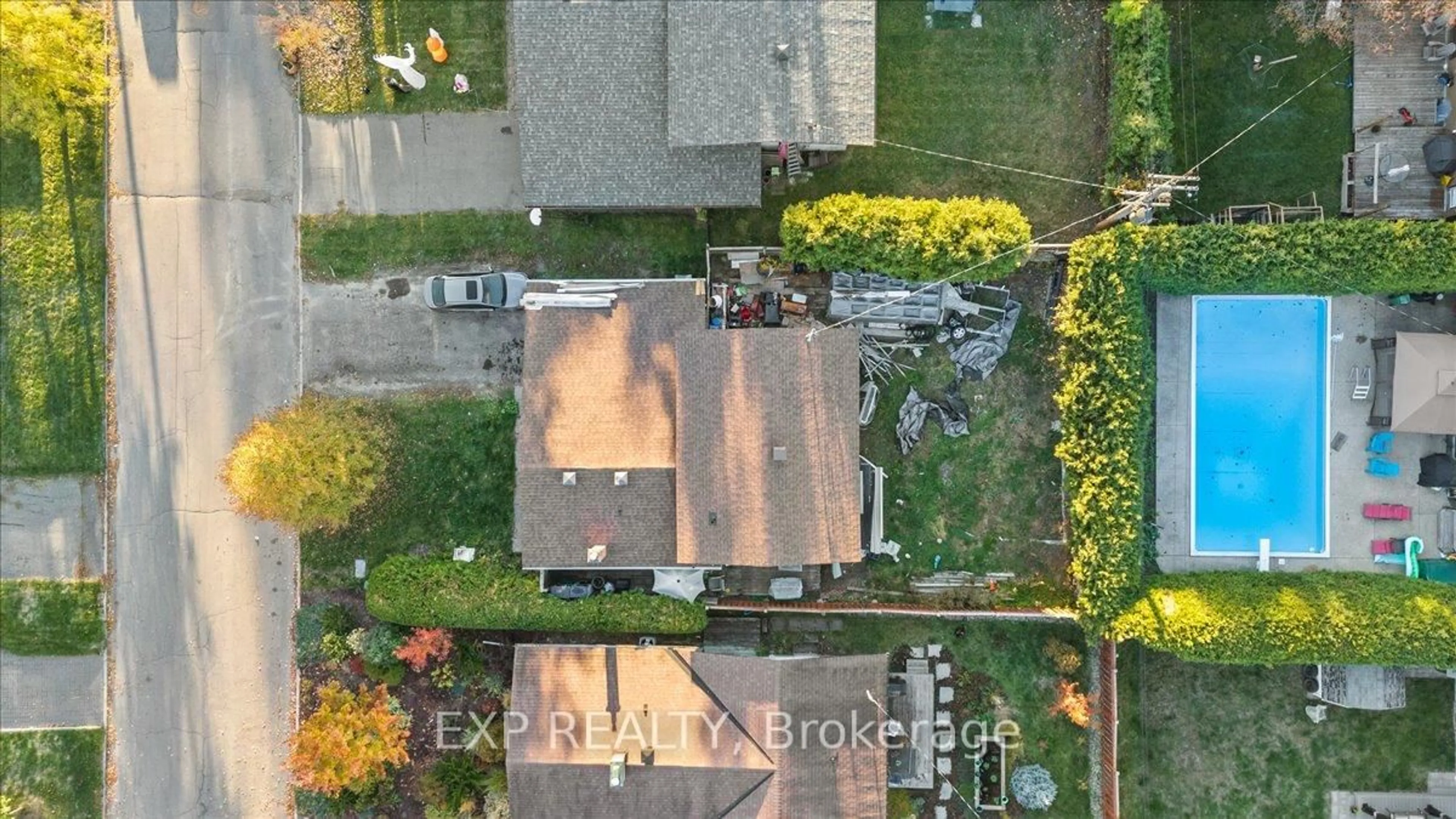 A pic from outside/outdoor area/front of a property/back of a property/a pic from drone, street for 2670 Stone Cres, Ottawa Ontario K2H 6Z1