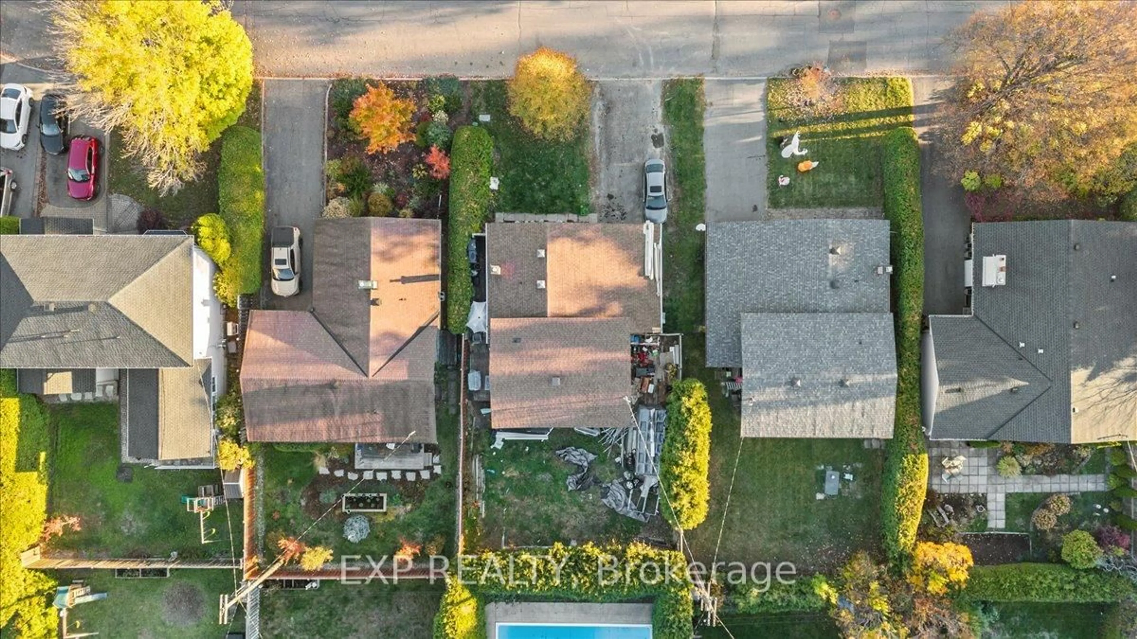 A pic from outside/outdoor area/front of a property/back of a property/a pic from drone, street for 2670 Stone Cres, Ottawa Ontario K2H 6Z1