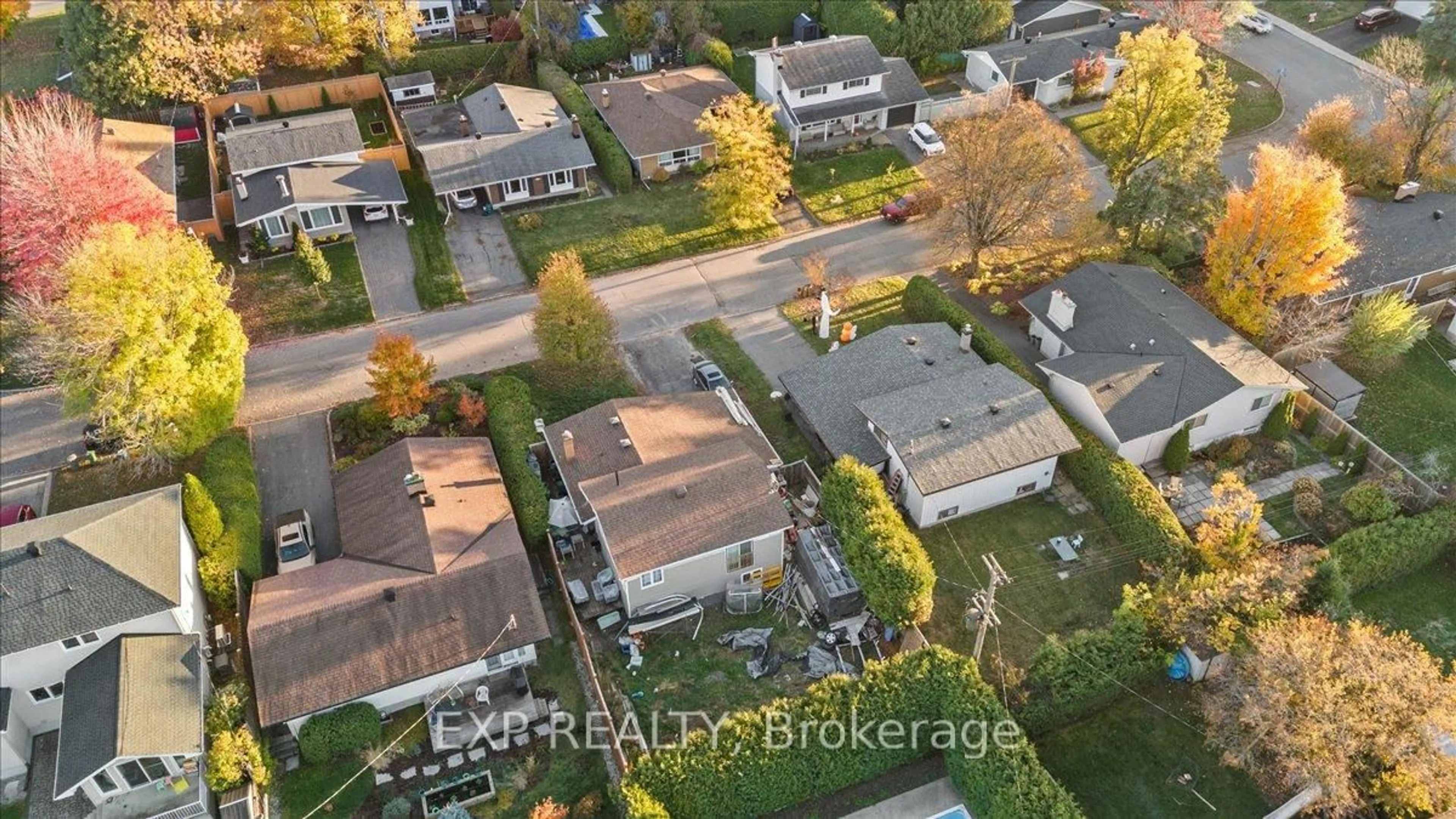 A pic from outside/outdoor area/front of a property/back of a property/a pic from drone, street for 2670 Stone Cres, Ottawa Ontario K2H 6Z1