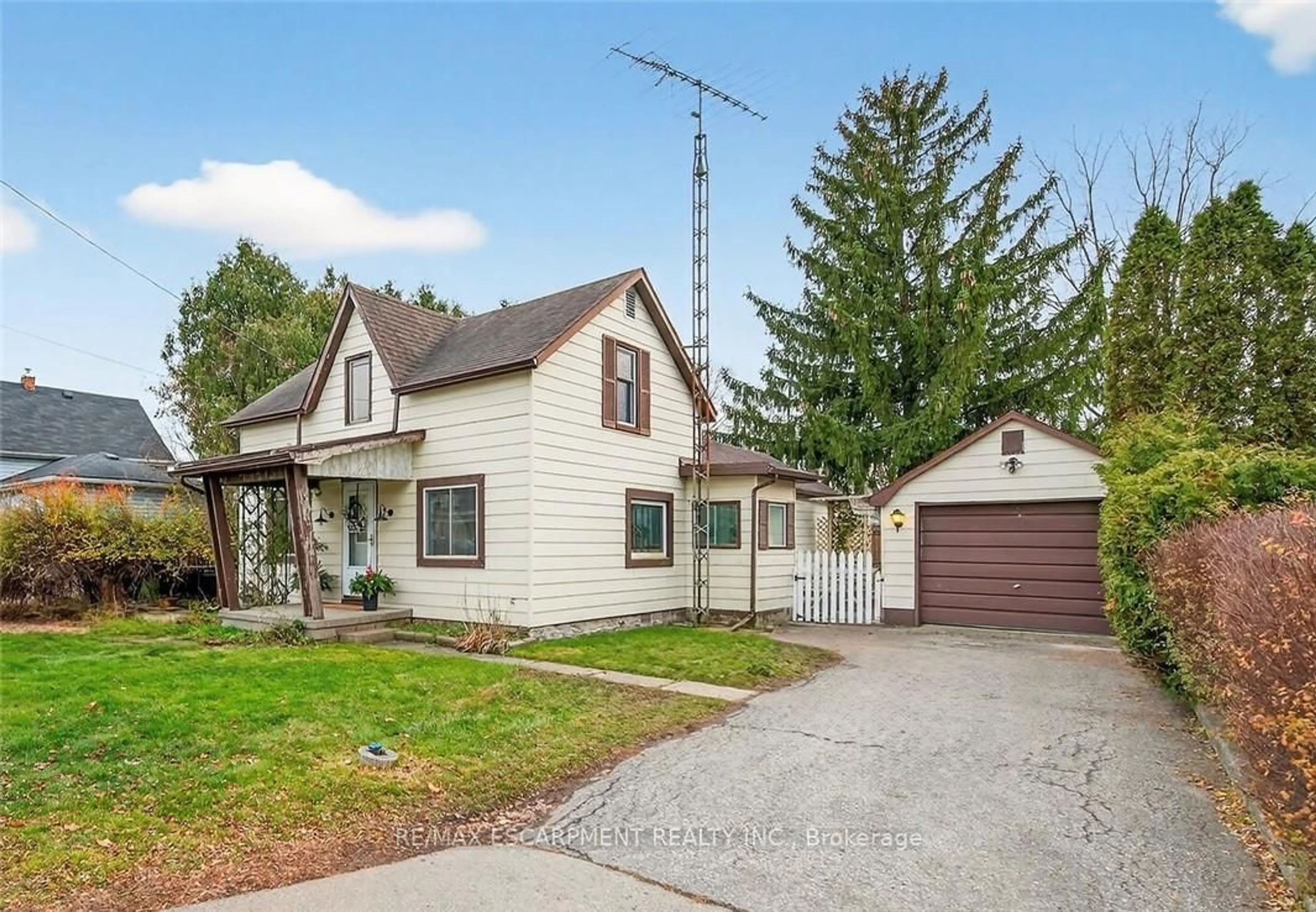 Home with vinyl exterior material, street for 17 Oneida St, Haldimand Ontario N0A 1H0