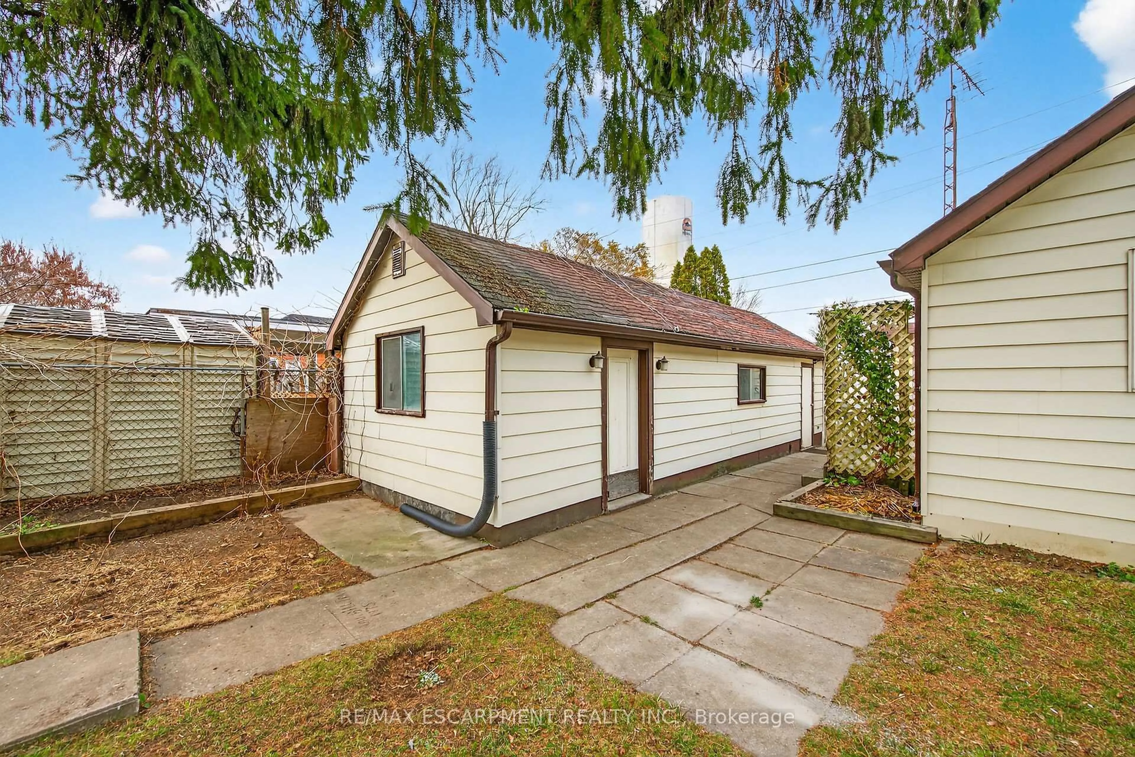 A pic from outside/outdoor area/front of a property/back of a property/a pic from drone, street for 17 Oneida St, Haldimand Ontario N0A 1H0