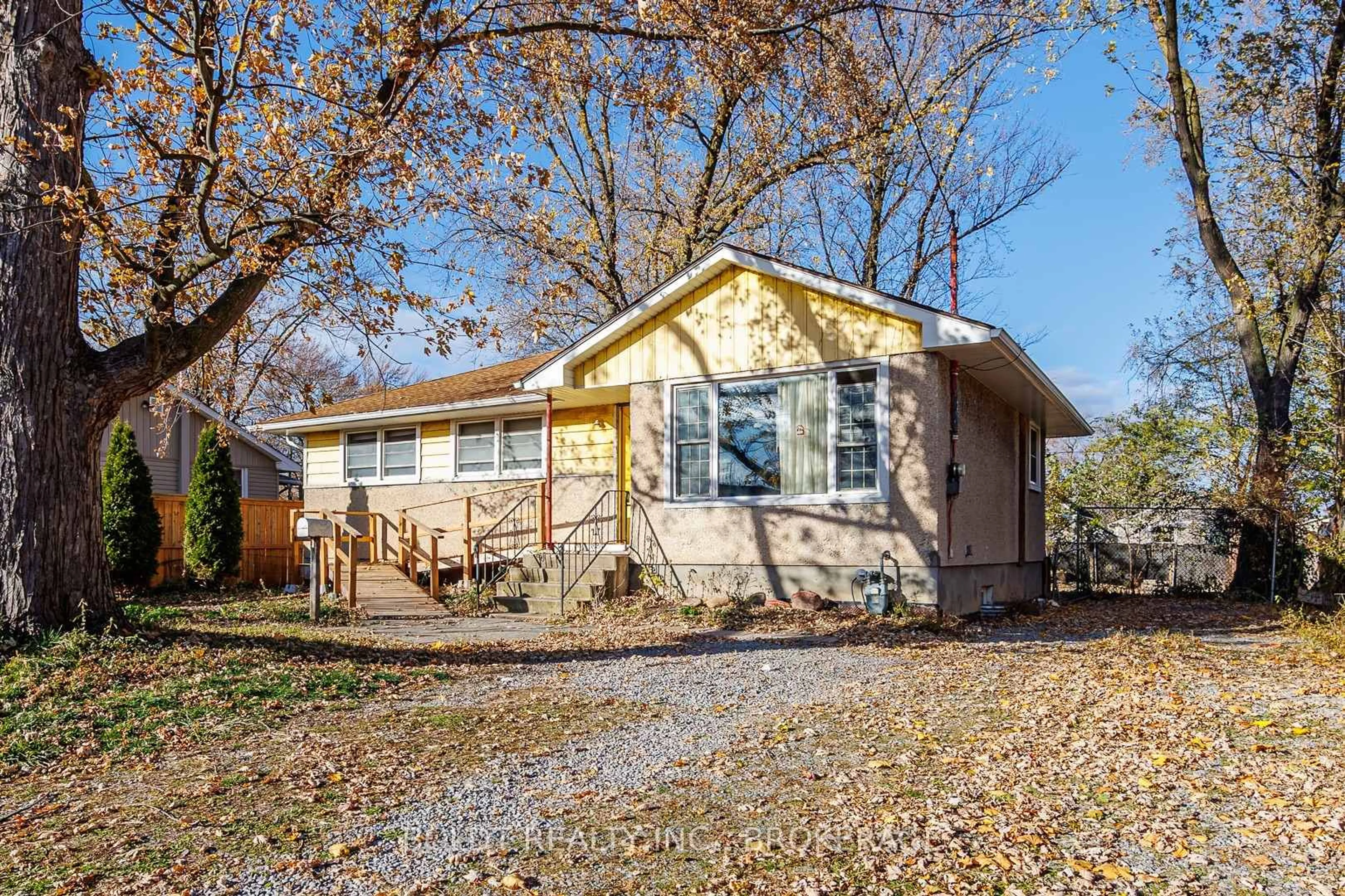 Home with vinyl exterior material, street for 35 Burness Dr, St. Catharines Ontario L2P 1J4