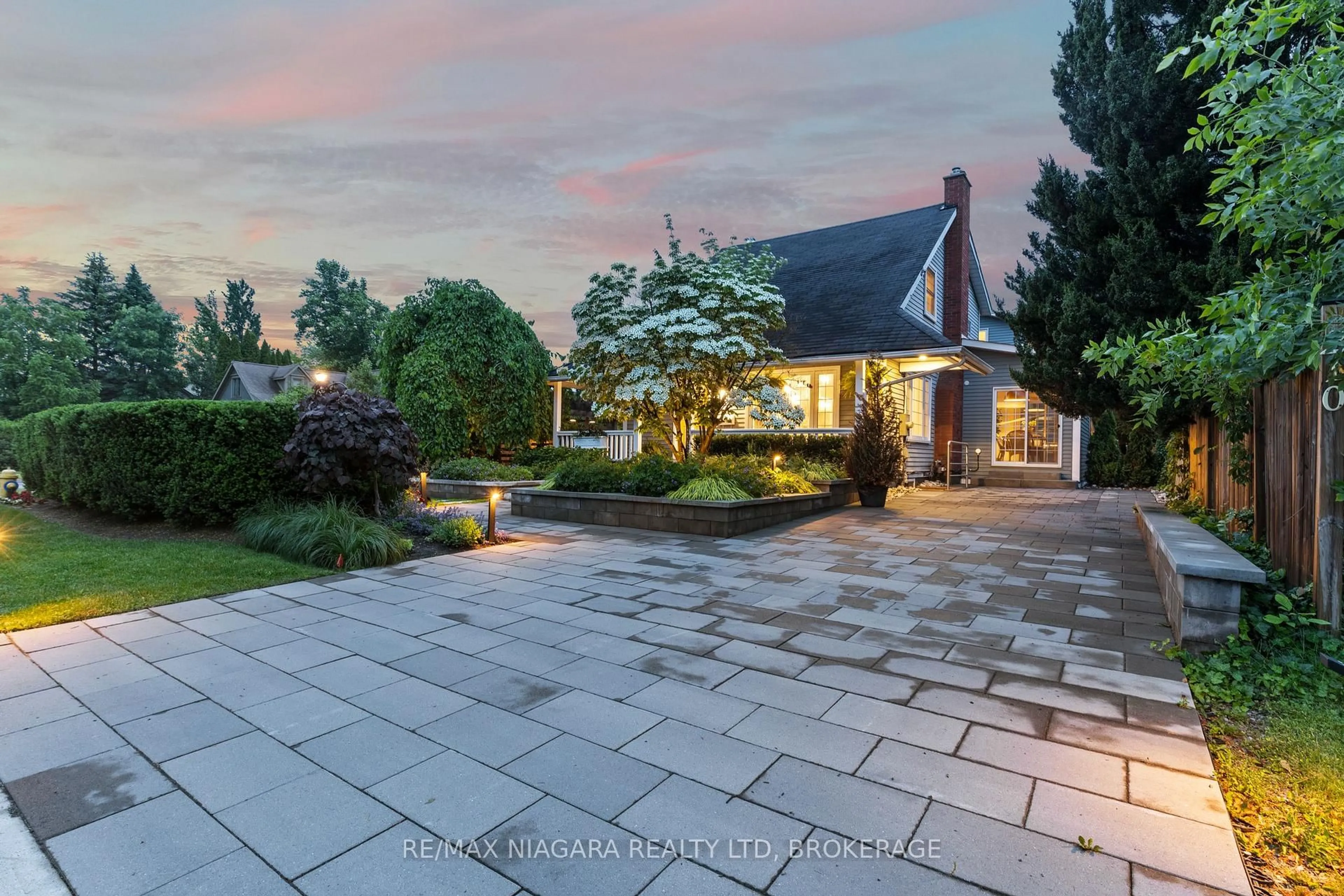 A pic from outside/outdoor area/front of a property/back of a property/a pic from drone, street for 202 Anne St, Niagara-on-the-Lake Ontario L0S 1J0