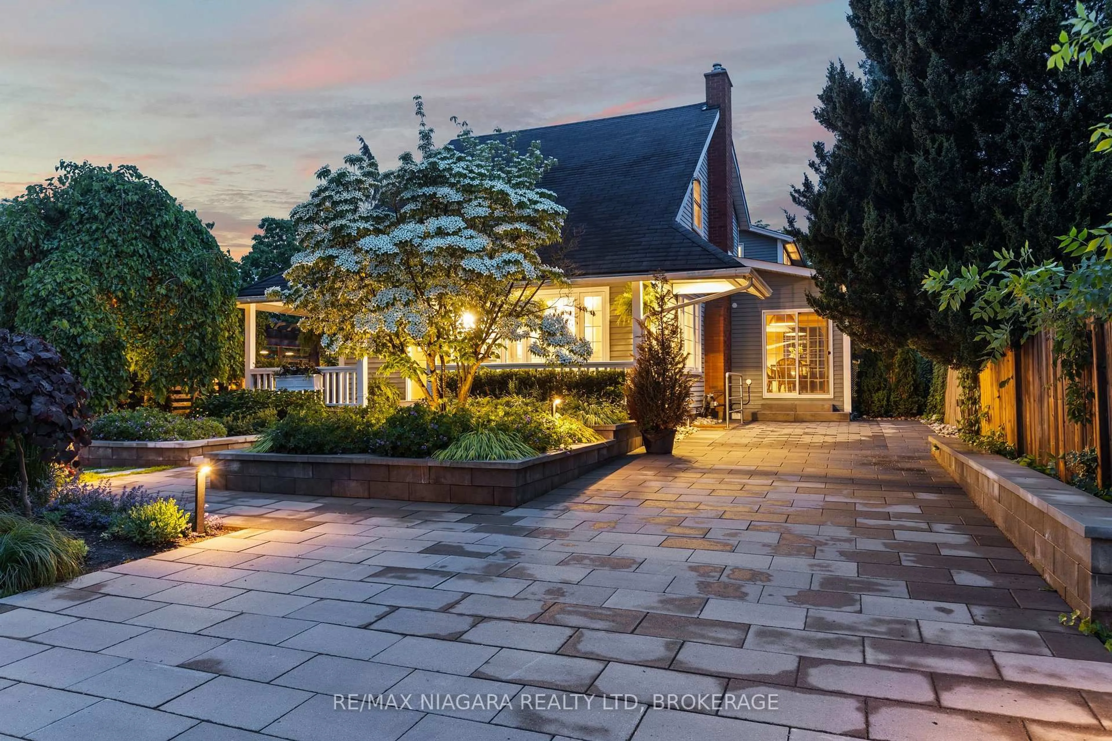 A pic from outside/outdoor area/front of a property/back of a property/a pic from drone, street for 202 Anne St, Niagara-on-the-Lake Ontario L0S 1J0