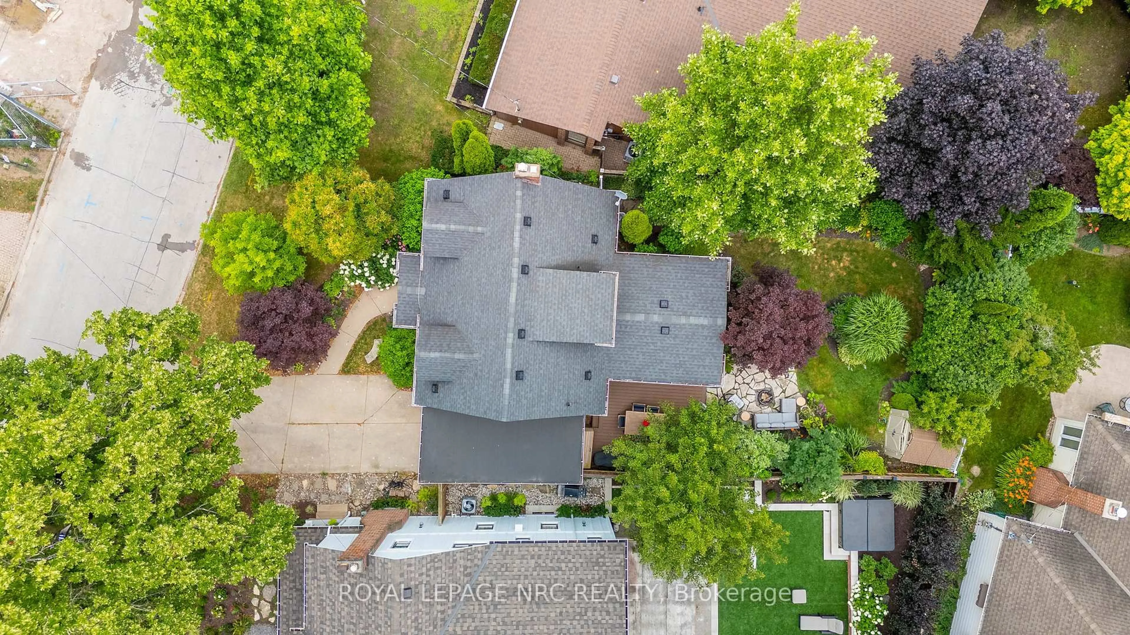 A pic from outside/outdoor area/front of a property/back of a property/a pic from drone, street for 67 Hillcrest Ave, St. Catharines Ontario L2R 4Y4