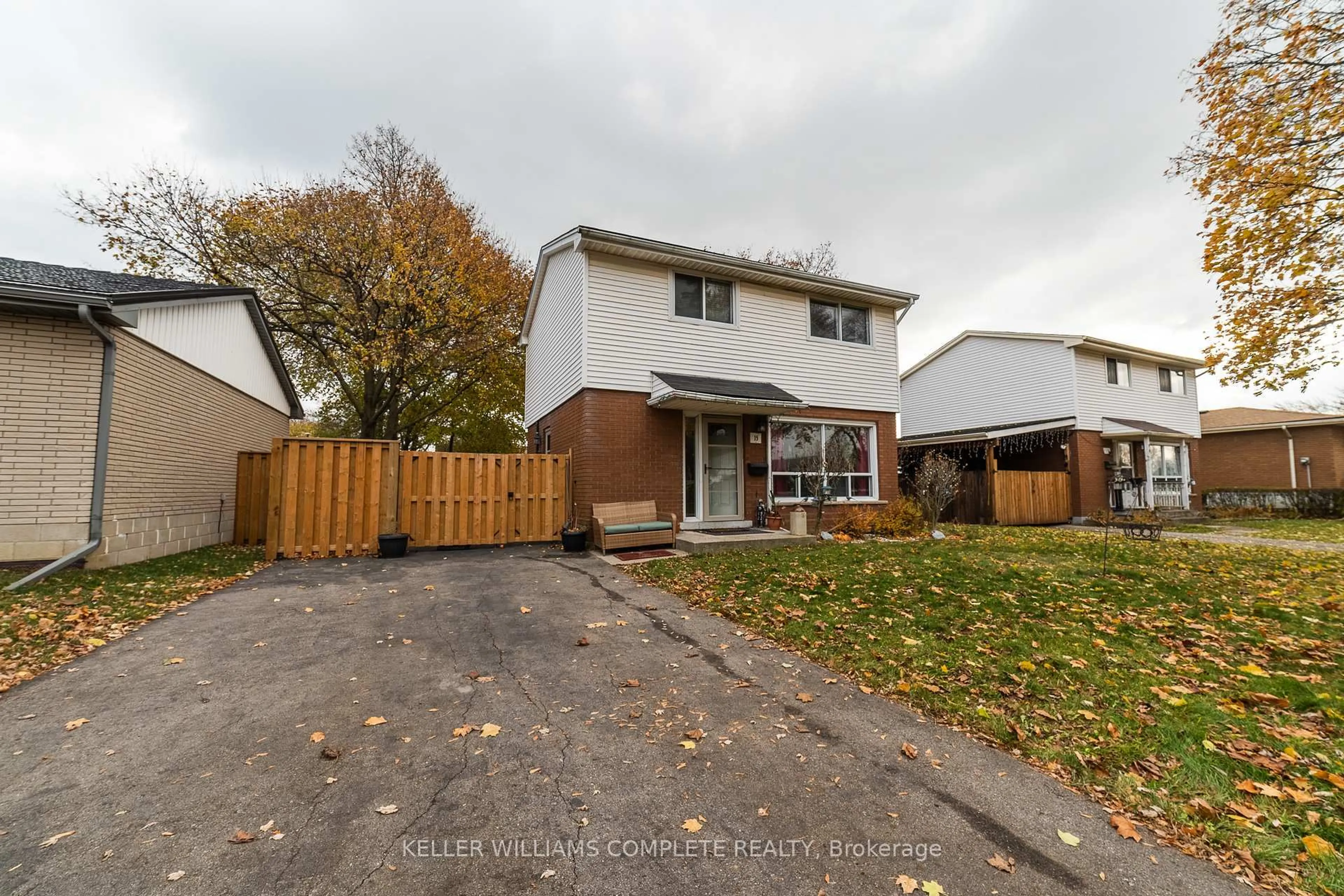 A pic from outside/outdoor area/front of a property/back of a property/a pic from drone, street for 15 Dartford Pl, Hamilton Ontario L8V 3V7