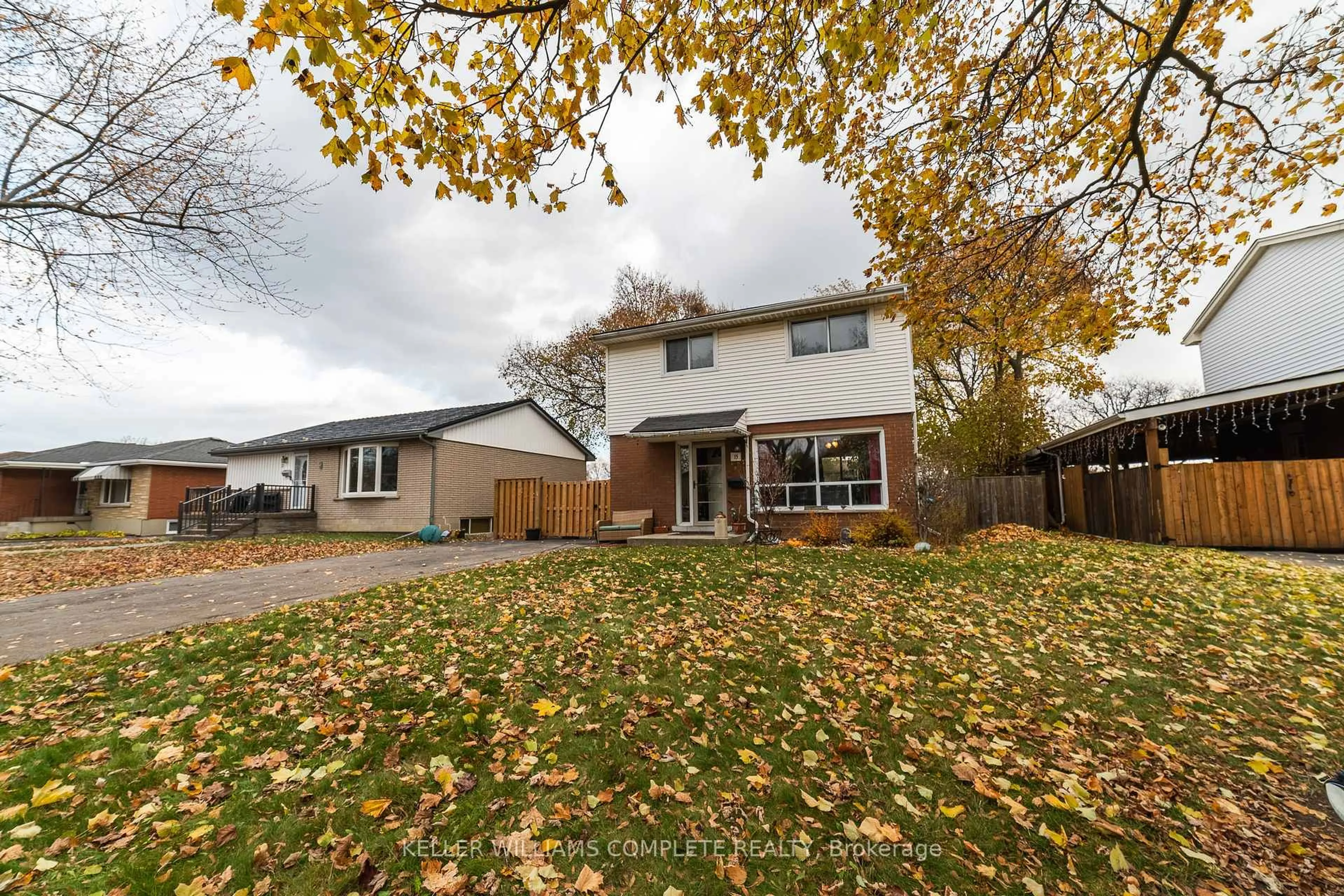 A pic from outside/outdoor area/front of a property/back of a property/a pic from drone, street for 15 Dartford Pl, Hamilton Ontario L8V 3V7