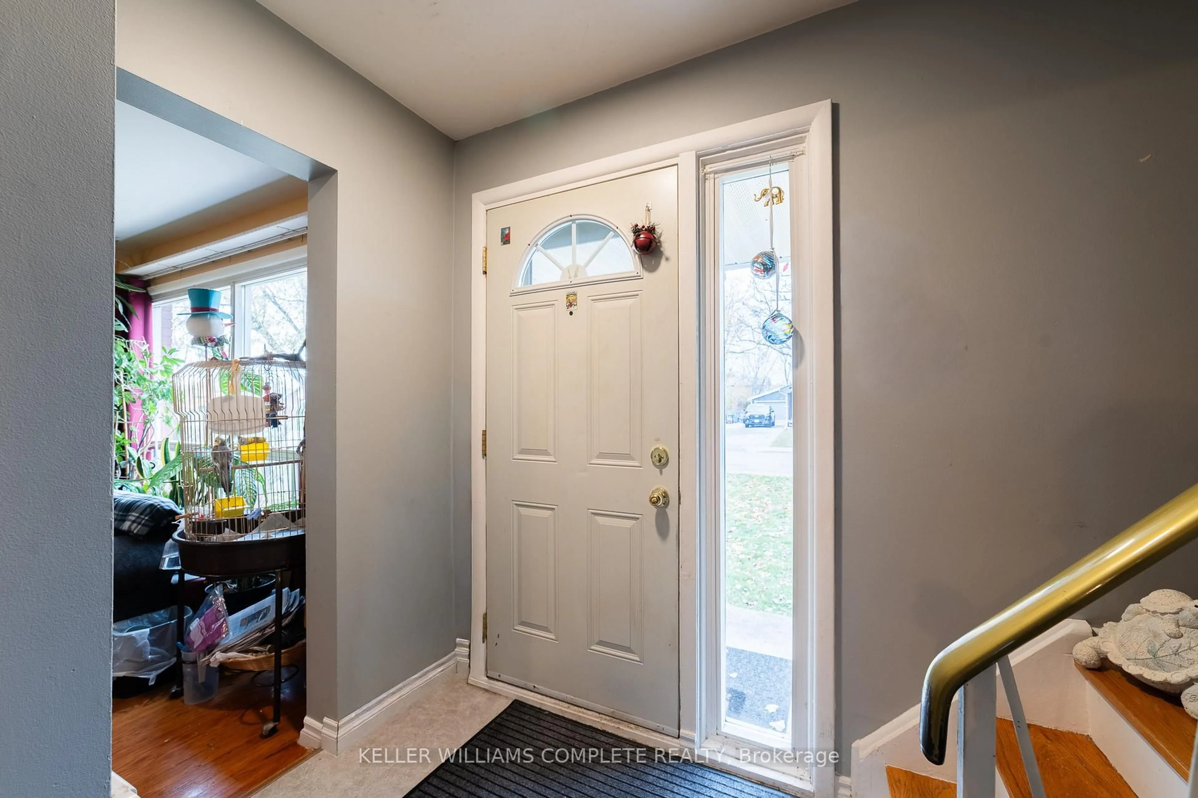 Indoor entryway for 15 Dartford Pl, Hamilton Ontario L8V 3V7