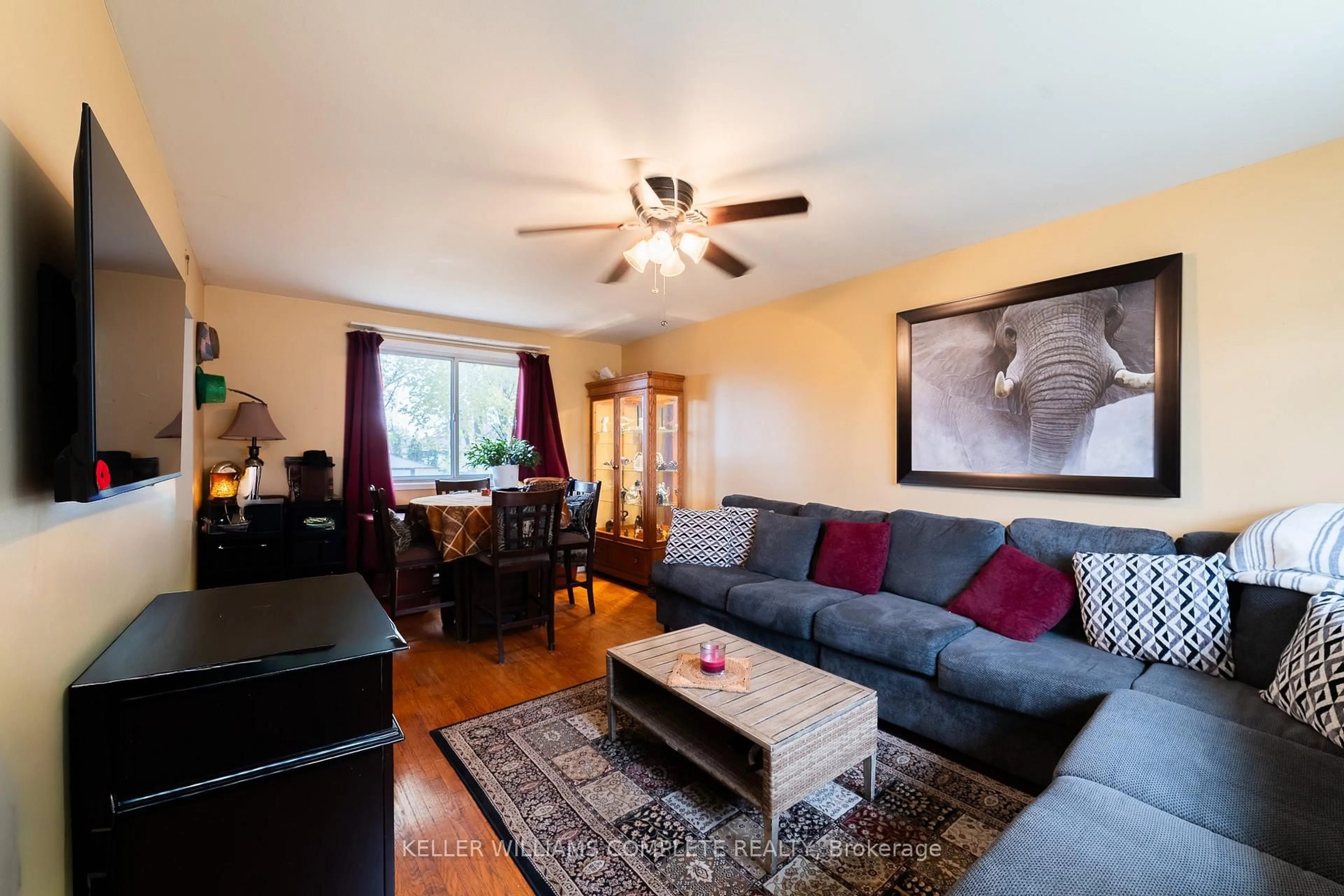 Living room with furniture, wood/laminate floor for 15 Dartford Pl, Hamilton Ontario L8V 3V7