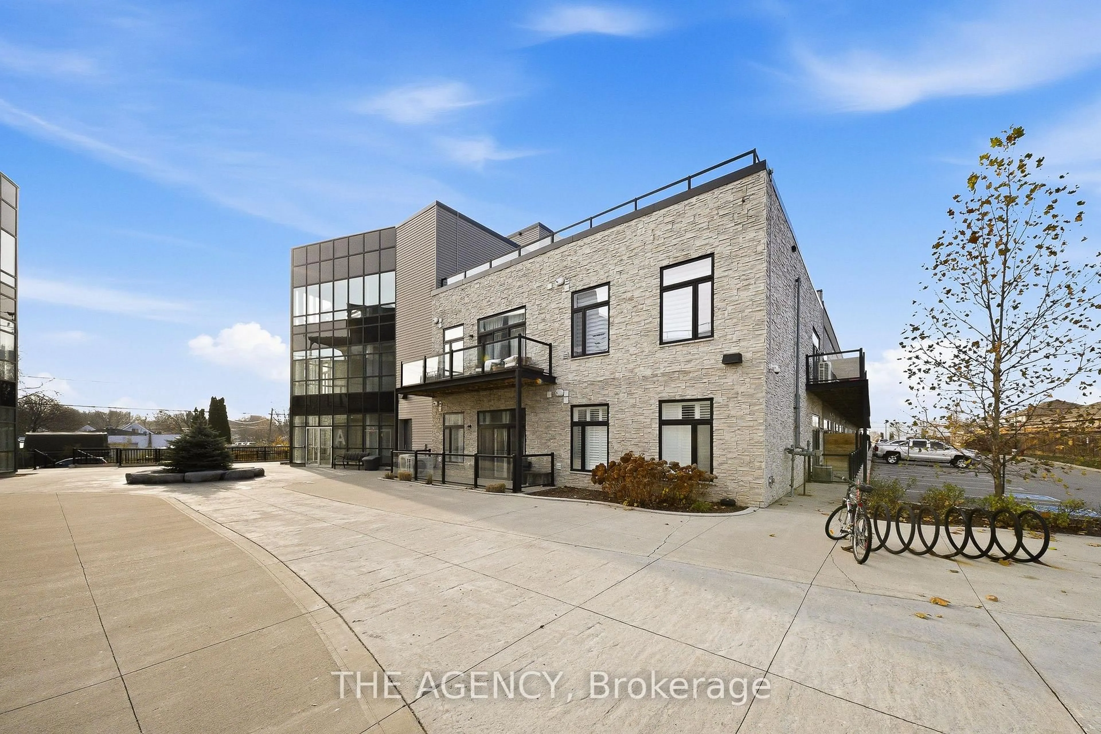 A pic from outside/outdoor area/front of a property/back of a property/a pic from drone, building for 85 Morrell St #102A, Brantford Ontario N3T 4J6